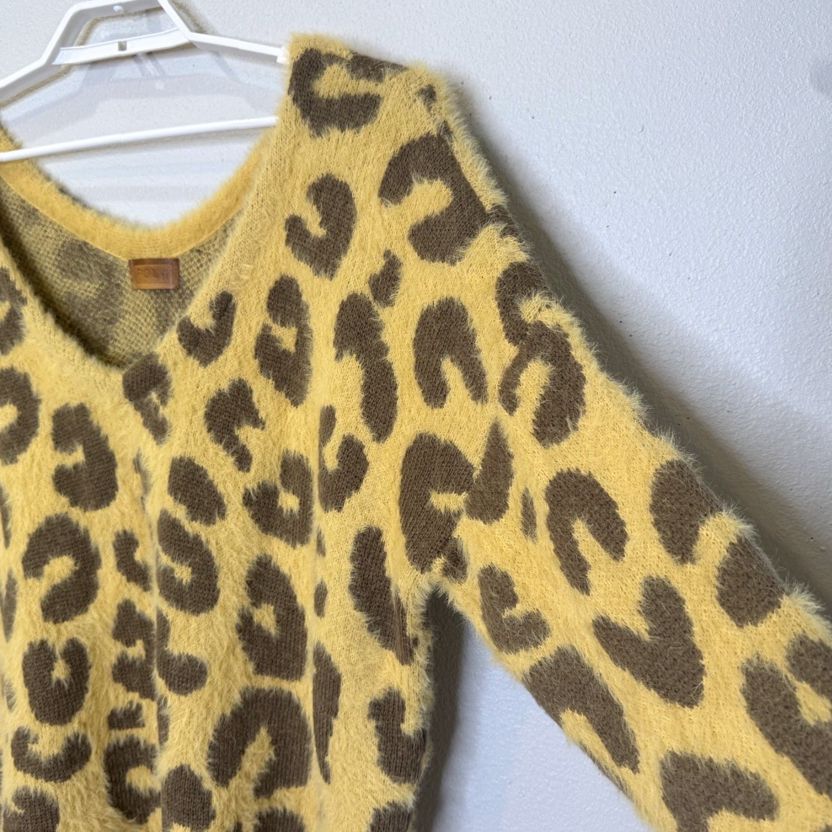 Vintage POL Animal Print Fuzzy Oversized Sweater Womens Medium Long Sleeve V-Neck Pullover Knit Shirt Size M / US 6-8 / IT 42-44 - 3 Thumbnail