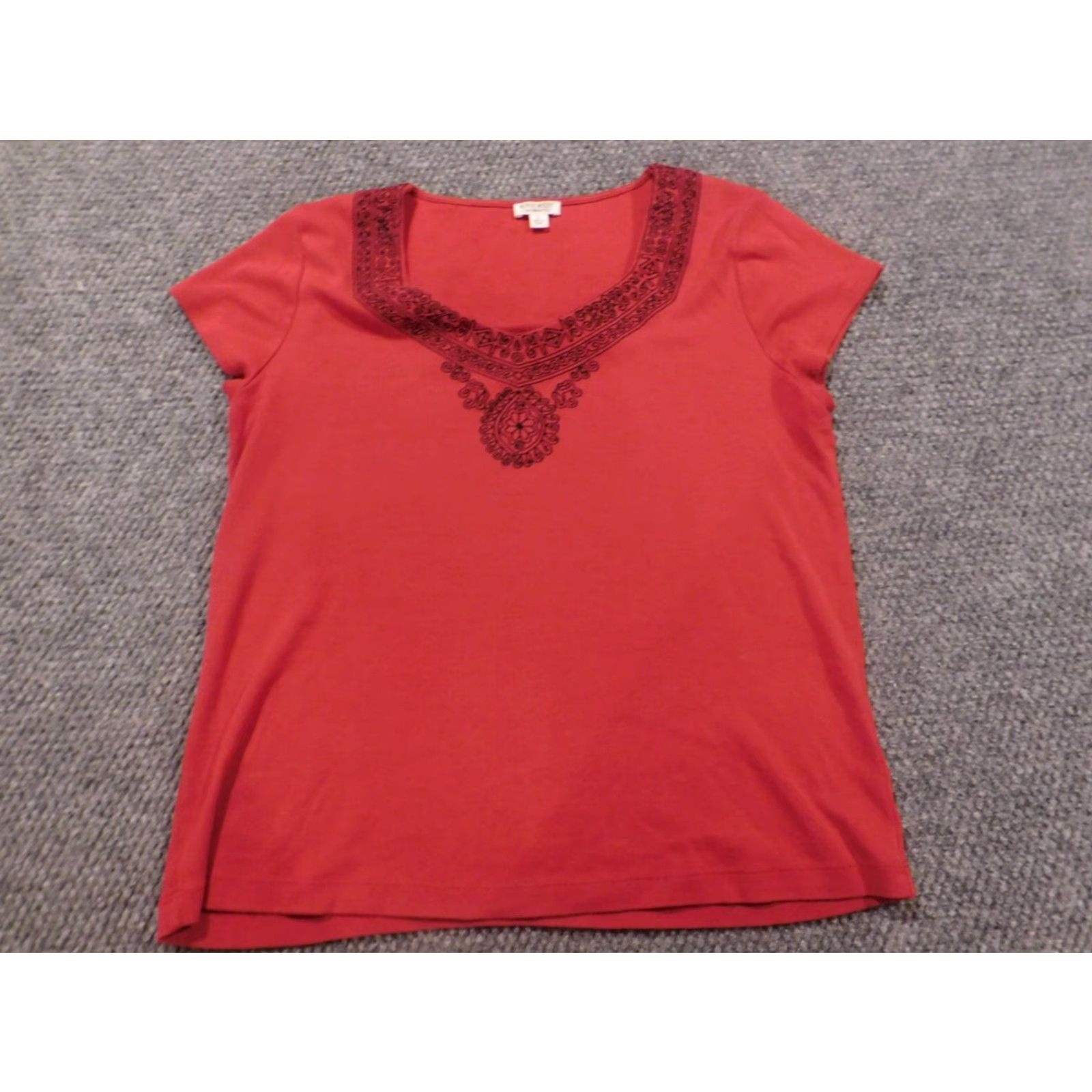 Nine West Nine West Blouse Womens L Red Pullover Casual Rayon Crew Neck Short Sleeve Regular Button Pattern Solid Size L / US 10 / IT 46 - 2 Thumbnail