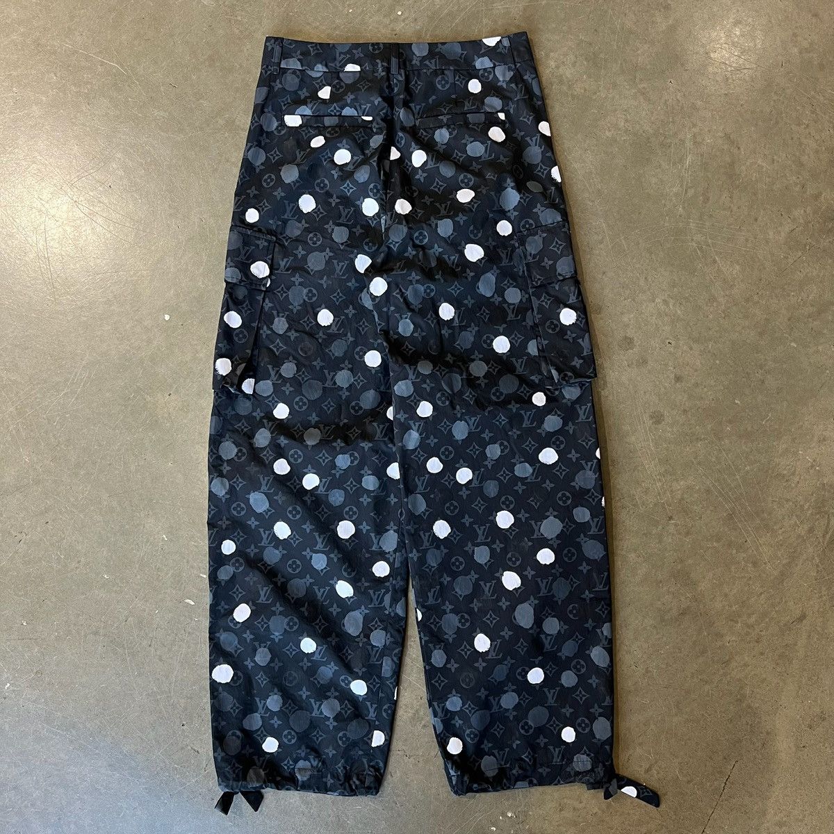 Louis Vuitton × Yayoi Kusama Louis Vuitton Infinity Dots Printed Cargo Pants Size US 30 / EU 46 - 2 Thumbnail