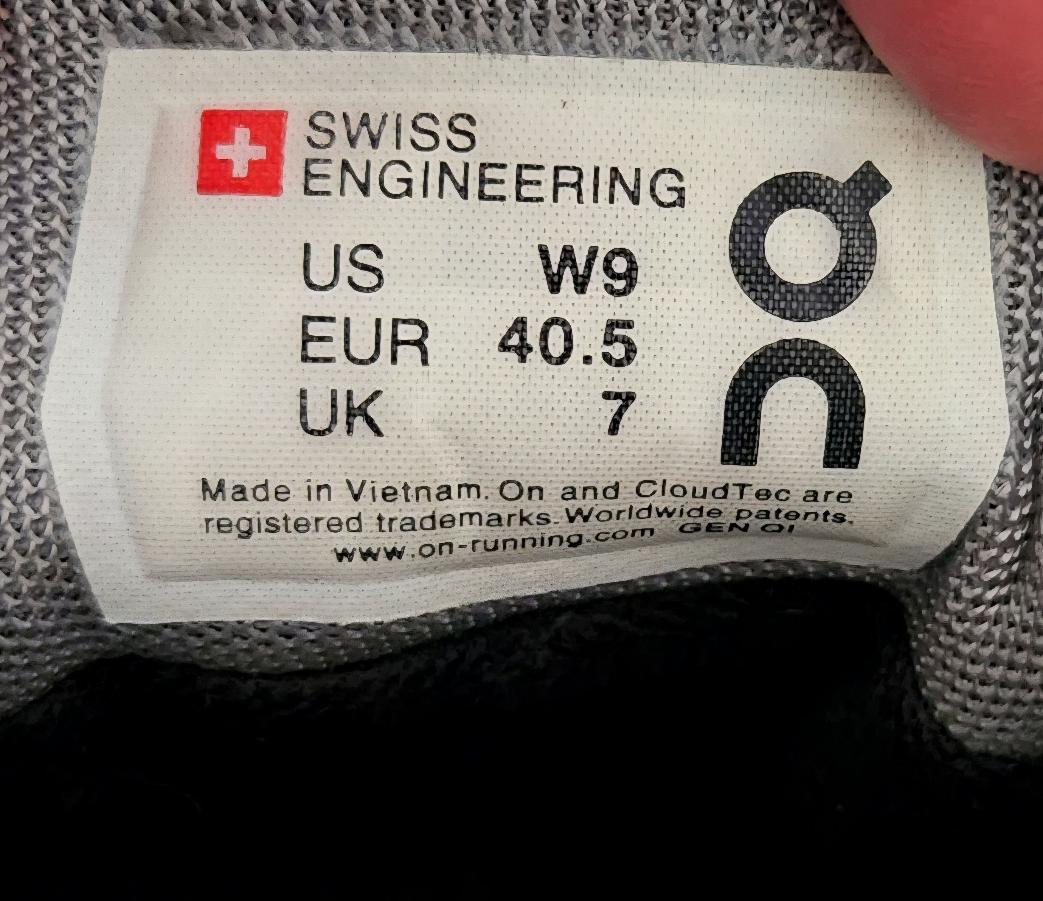 On ON Running Cloud Swiss Engineering Waterproof Womens SZ 9 Size US 9 / IT 39 - 13 Thumbnail