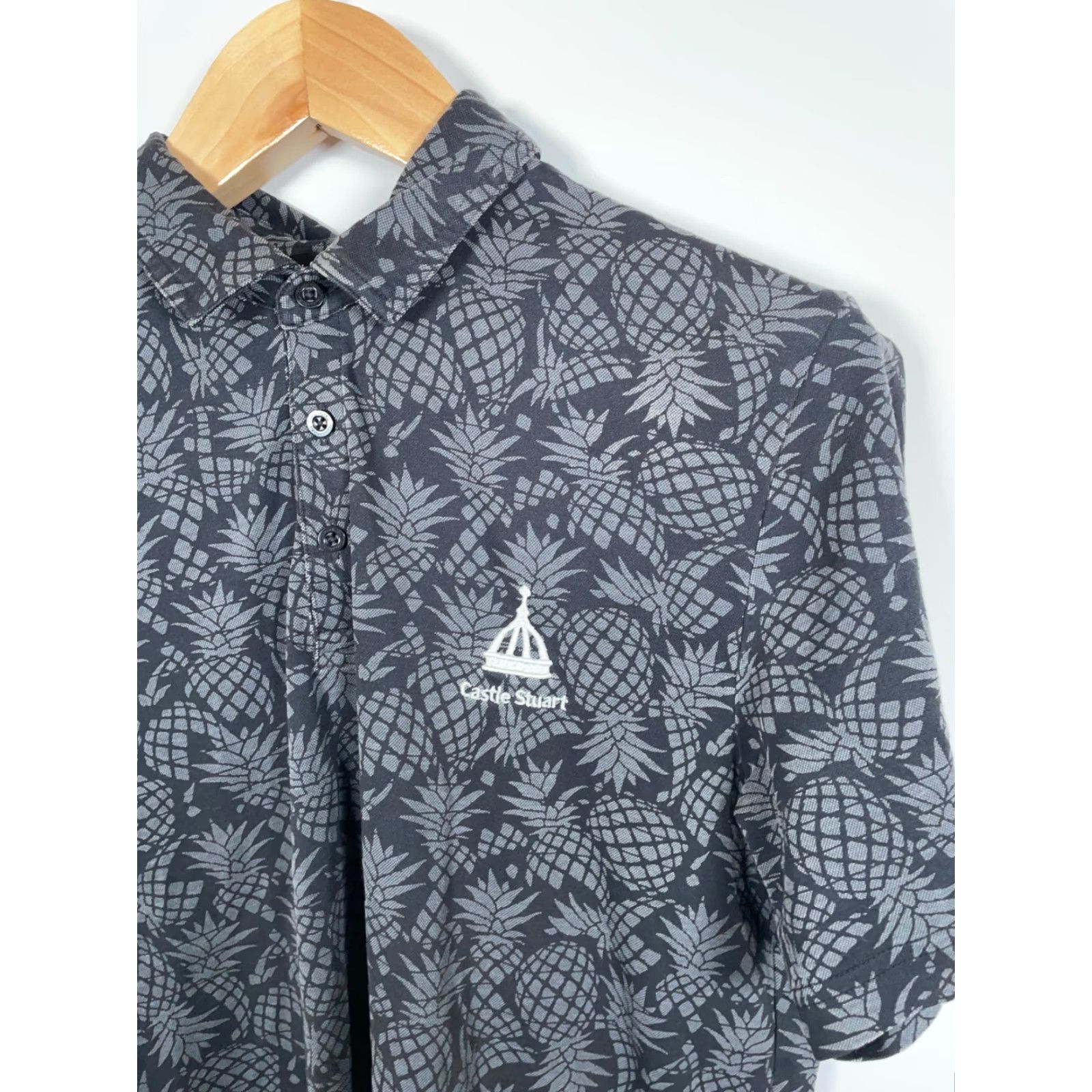 TravisMathew Travis Mathew Polo Shirt Men's Large Black Gray Pineapple Print Cotton Blend Polo Shirt Mens Large Black Pineapple Print Cotton Blend Size US L / EU 52-54 / 3 - 7 Thumbnail