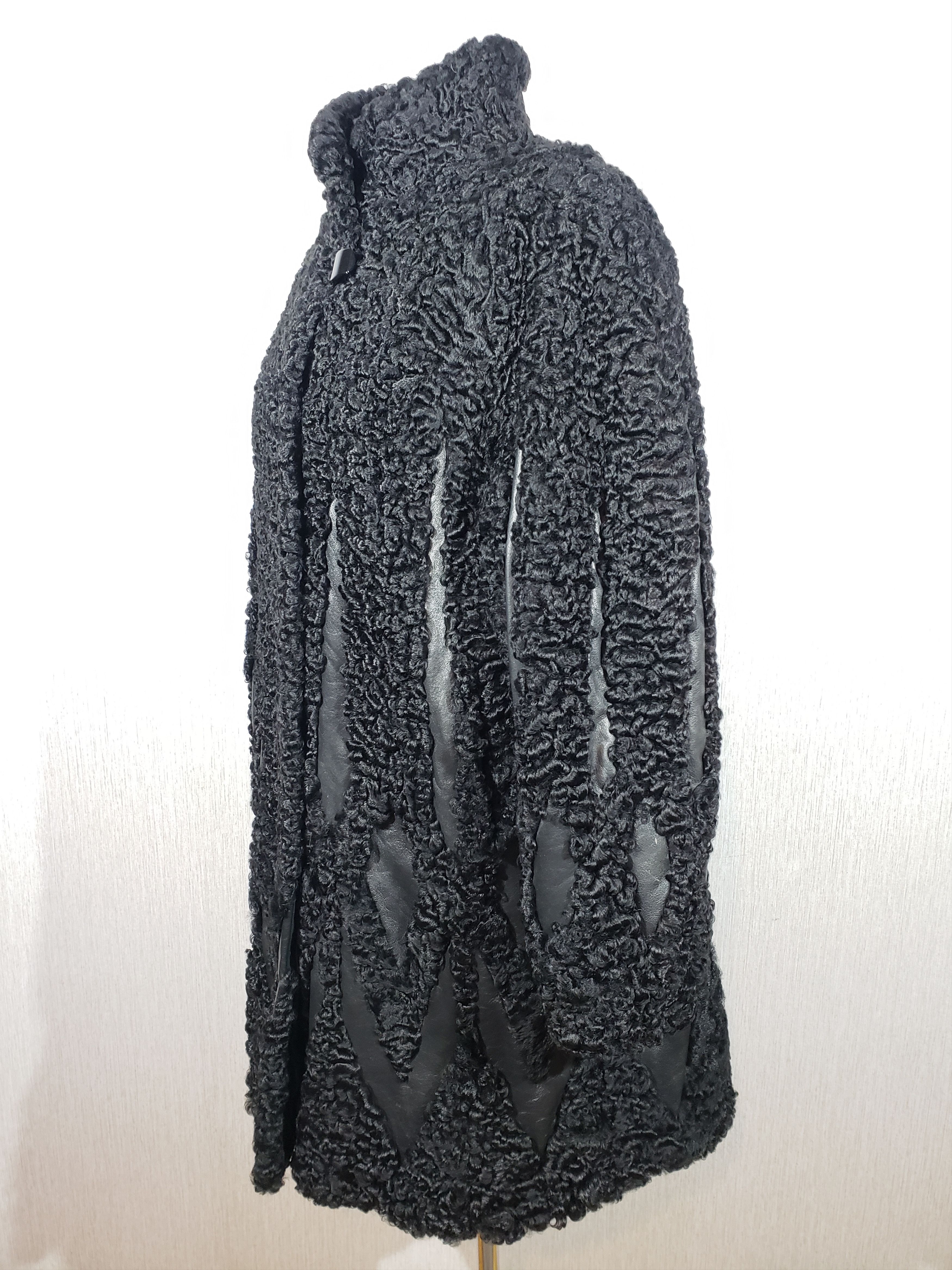 Uniqlo Black fur coat made of warm sheepskin. Size 3XL / US 20-22 - 2 Thumbnail