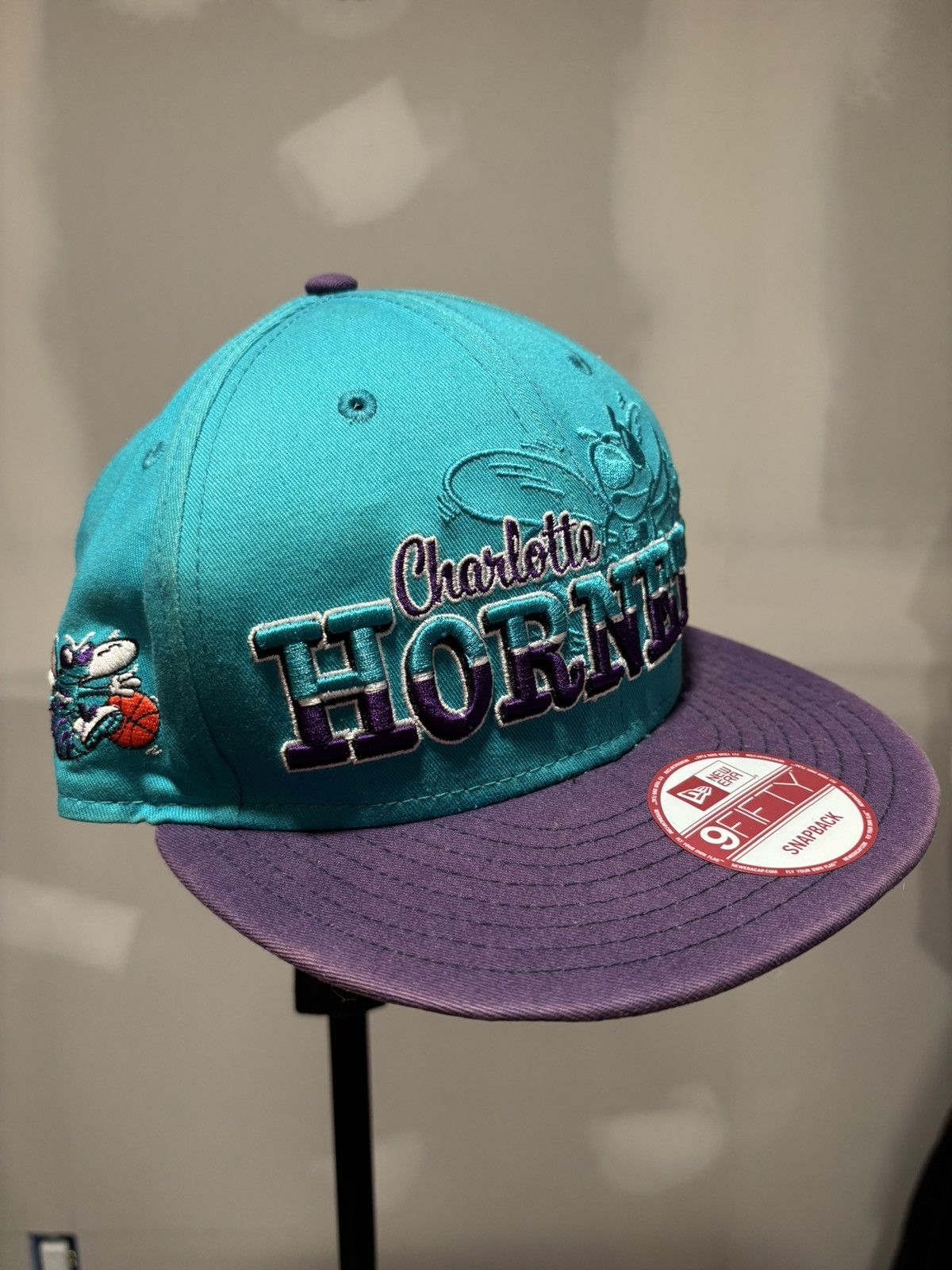 New Era × Vintage Vintage Charlotte Hornets Snapback Hat Size ONE SIZE - 1 Thumbnail