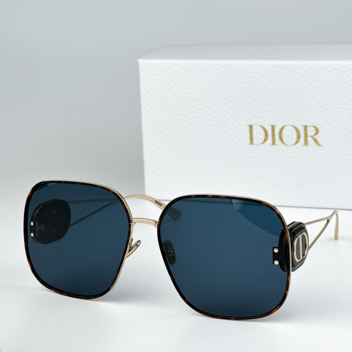 image of New Dior Diorbobby S1U B5B0 Geometric Oversized Sunglasses in Gold Havana/Blue, Women's