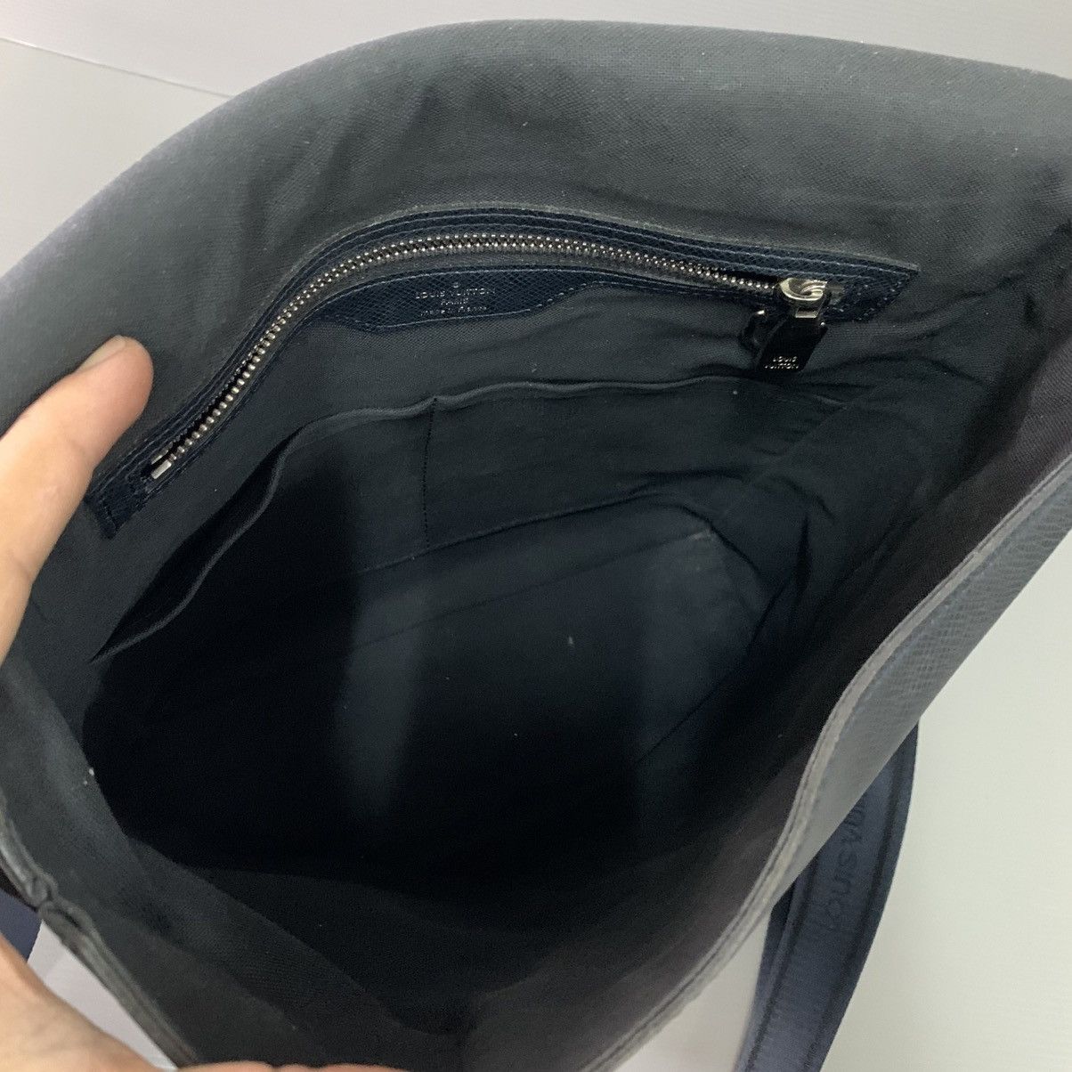 Louis Vuitton Louis Vuitton Taiga Leather Mesengger Bag Size ONE SIZE - 13 Thumbnail
