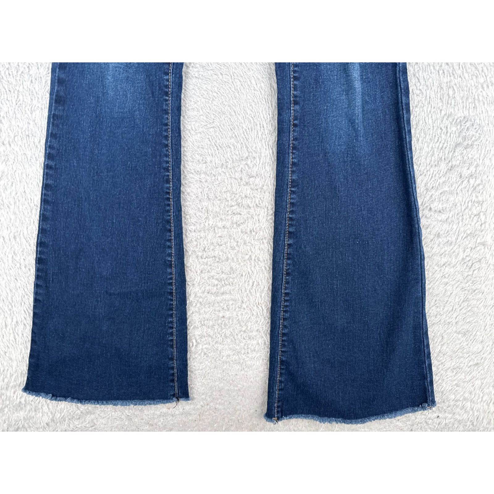 Vintage YMI Jeans Juniors 5 Blue Denim Flared Distressed Mid Rise Cotton Blend 24x31 Jeans Women Vintage No Zip 5-Pocket Design Inseam 31 in Light Export? Size 27" / US 4 / IT 40 - 2 Thumbnail
