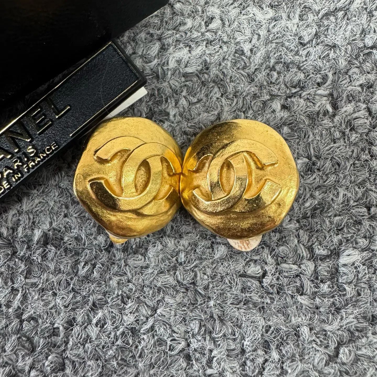 Chanel Chanel Golden lava-colored double-C-shaped circular ear cl Size ONE SIZE - 1 Thumbnail