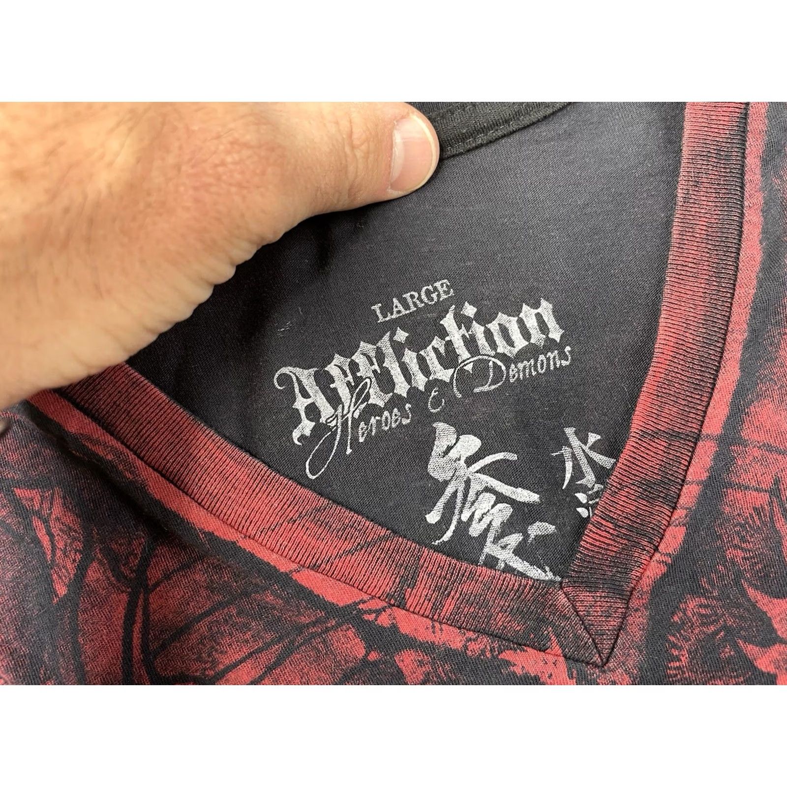 Affliction VINTAGE Affliction Y2K Horiyoshi III 108 Heroes & Demons Rochishin T Shirt L Red Cotton Knit Short Sleeve V-Neck Men Regular Adult Mens Size US L / EU 52-54 / 3 - 2 Thumbnail