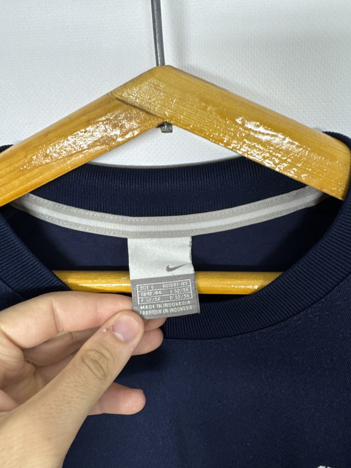 Nike Vintage Y2k Nike Swoosh Logo T-Shirt Size US L / EU 52-54 / 3 - 8 Thumbnail