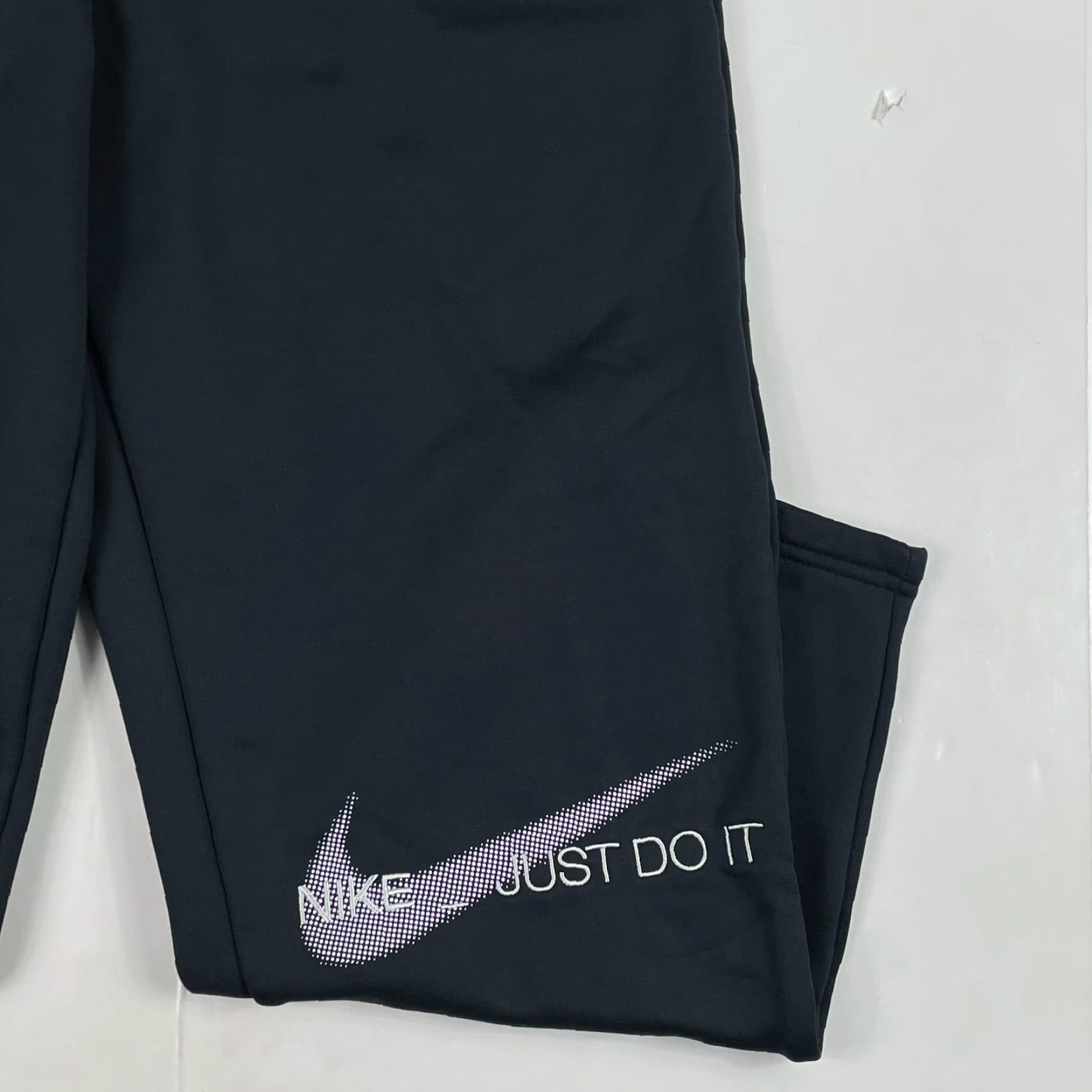 Nike Nike Sweatpants Womens Medium Black Therma Fit Relaxed Tapered Workout Gym Lined Size 28" / US 6 / IT 42 - 4 Thumbnail
