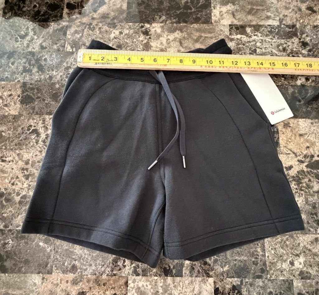 Lululemon LULULEMON SCUBA HIGH RISE SHORT 5” BLACK COLOR SIZE 4 NWT Size 27" / US 4 / IT 40 - 2 Thumbnail