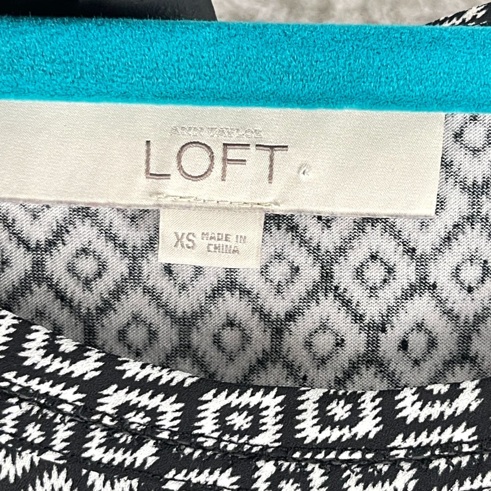 Ann Taylor Ann Taylor LOFT Shirt Womens XS Black White Geometric Print Pullover Size XS / US 0-2 / IT 36-38 - 7 Thumbnail