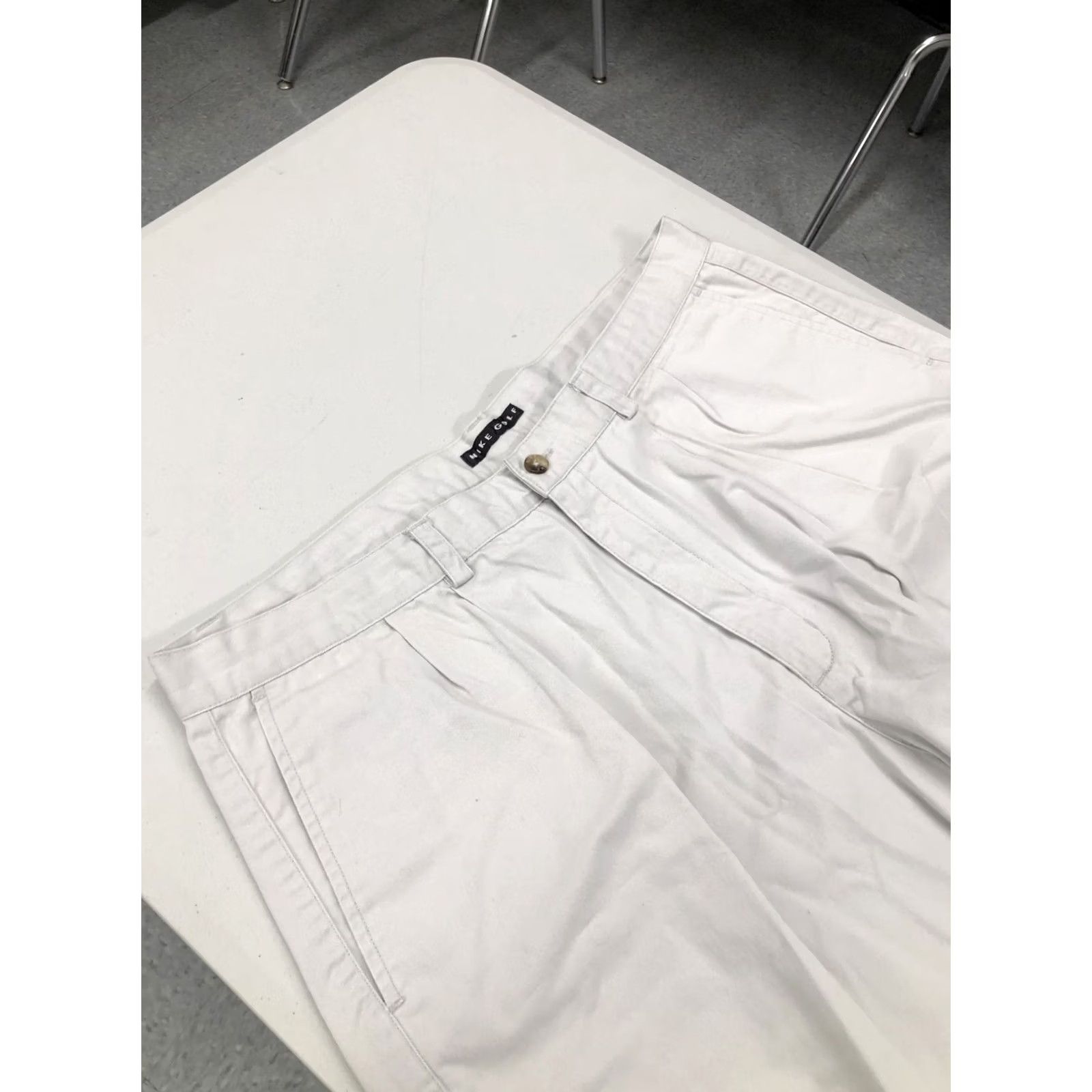 Nike VTG Nike Golf Shorts Mens 37x 7 (Tag 38) Khaki Tan Chino Pleated Short Cotton - Vintage Size US 37 - 2 Thumbnail