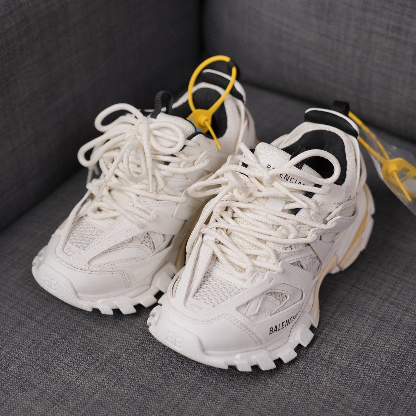 Balenciaga Balenciaga White Lowtop Sneakers us_7 Women Size US 7 / IT 37 - 1 Thumbnail