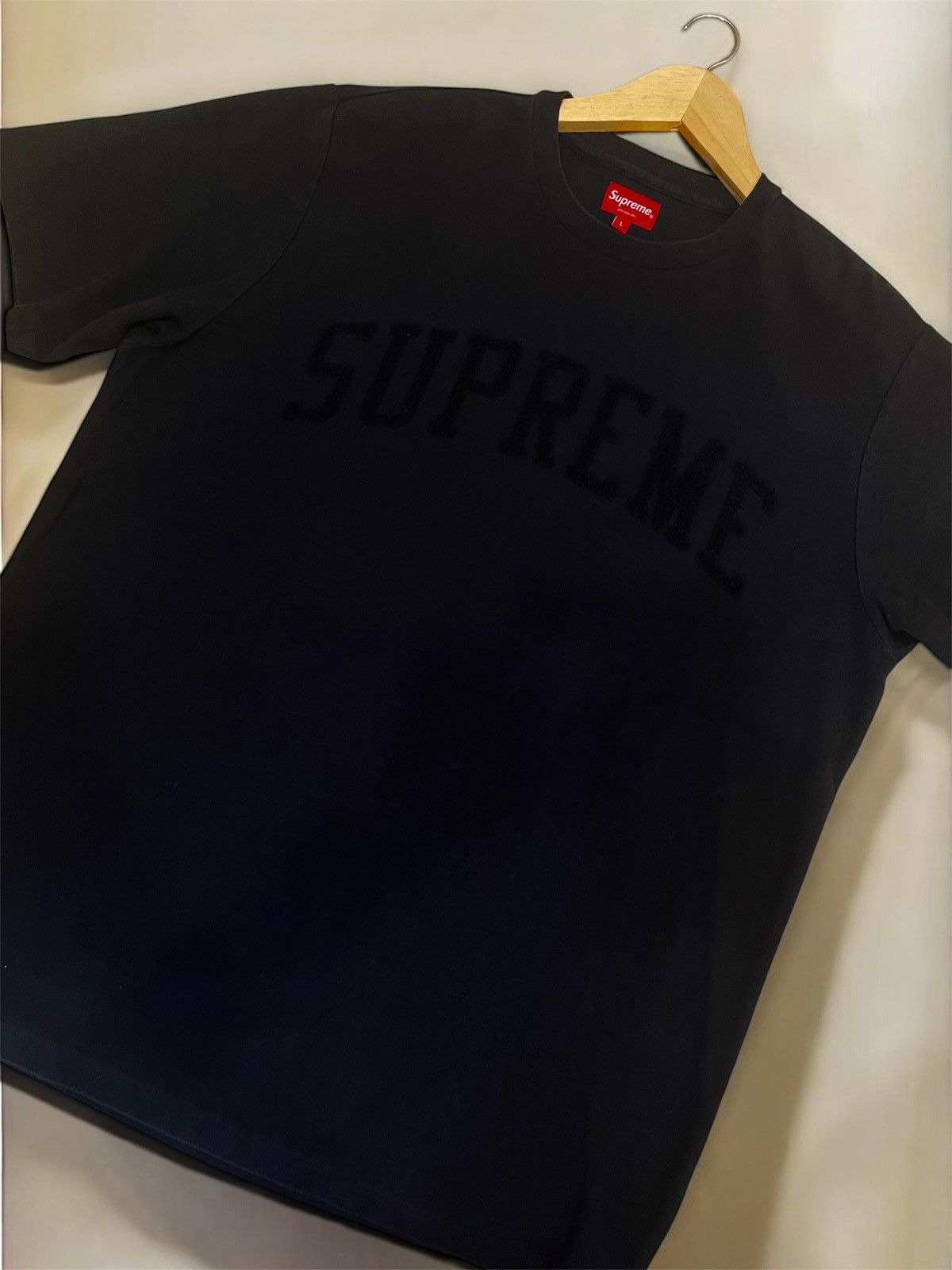 Supreme Supreme Chenille Arc Logo S/S Top Black Size US L / EU 52-54 / 3 - 2 Thumbnail