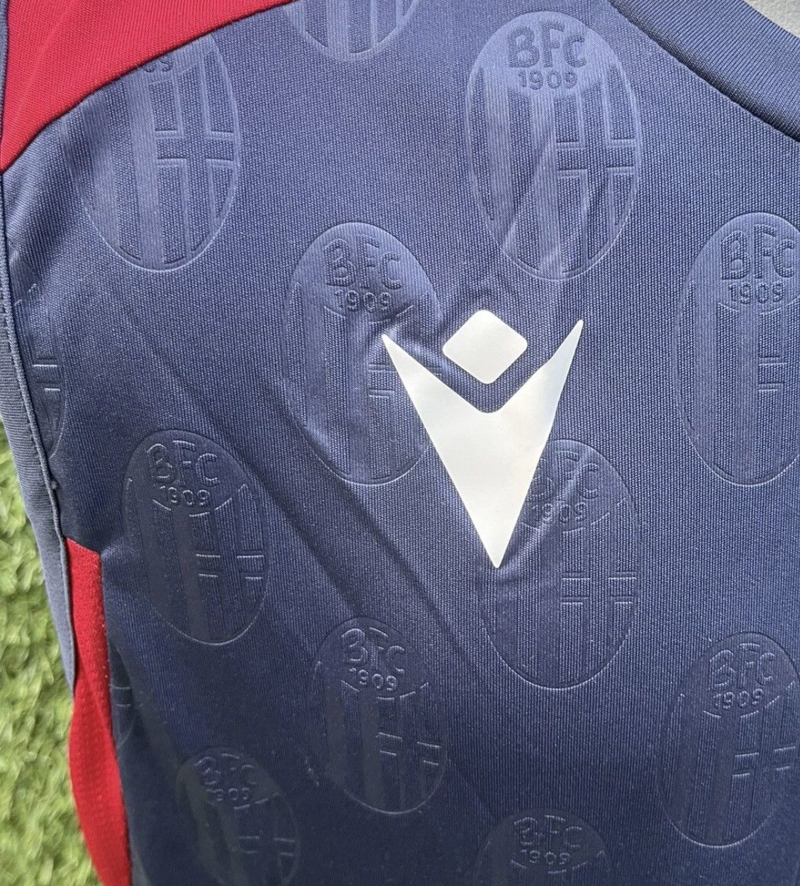Macron Training jersey bologna Size US XL / EU 56 / 4 - 4 Thumbnail