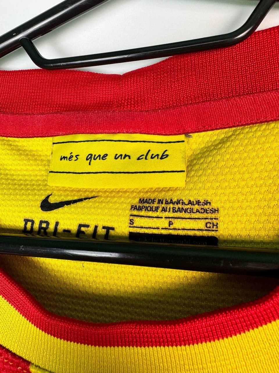 Nike BARCELONA 2013 2014 AWAY FOOTBALL SHIRT SOCCER JERSEY NIKE Size US S / EU 44-46 / 1 - 4 Thumbnail