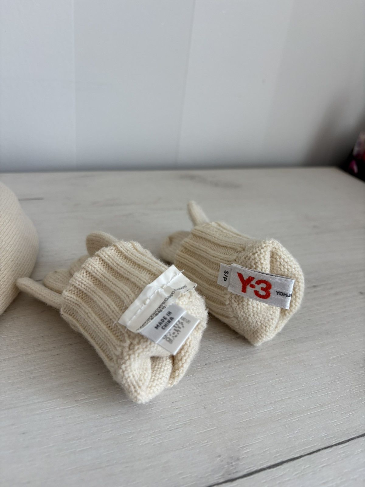 Yohji Yamamoto Y-3 Yohji Yamamoto Knit Beanie Hat & Gloves Set Cream Size S Size ONE SIZE - 16 Thumbnail