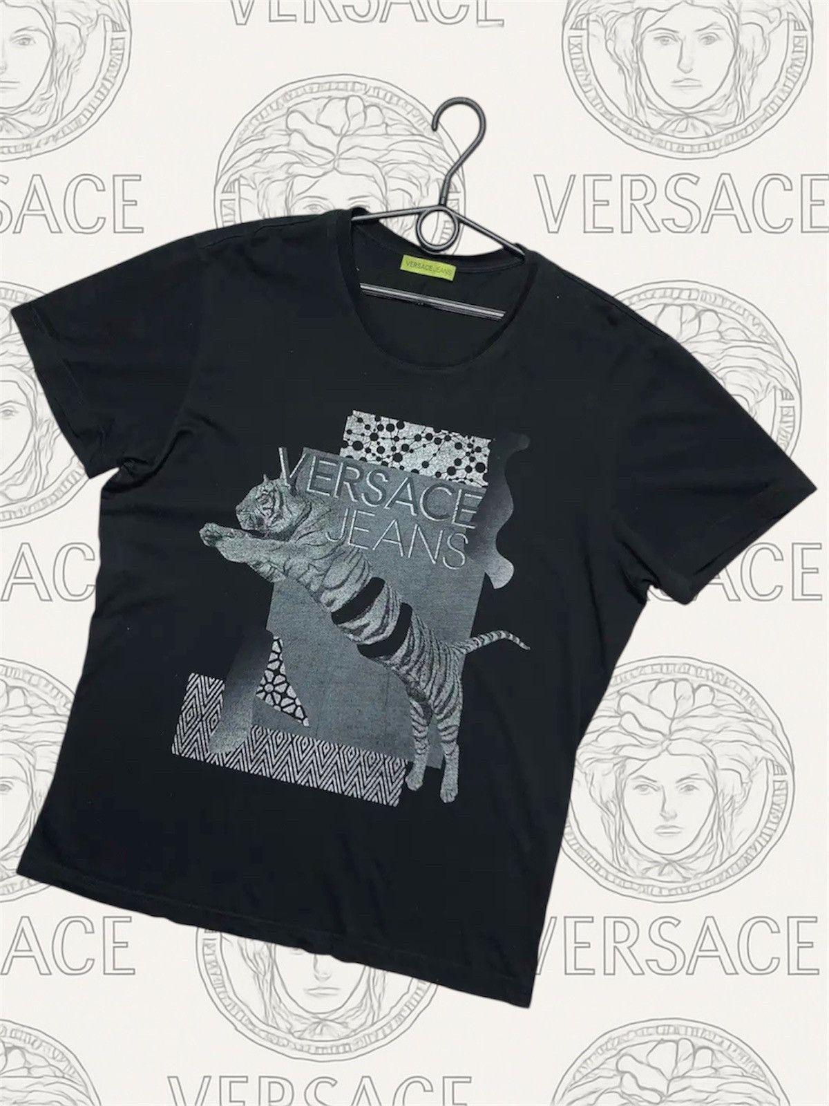 Vintage Vintage Versace jeans Couture Tiger big logo size L Size US L / EU 52-54 / 3 - 1 Thumbnail
