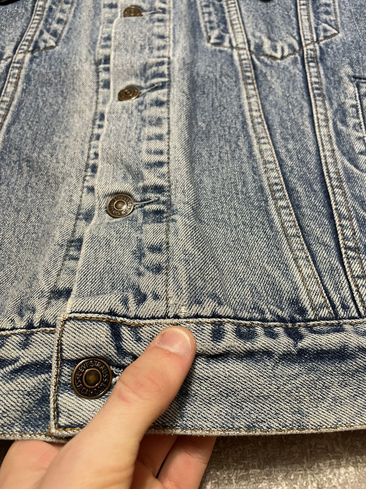 Levi's Vintage Levis Distressed Denim Jacket 90s Size L Men’s Size US L / EU 52-54 / 3 - 6 Thumbnail