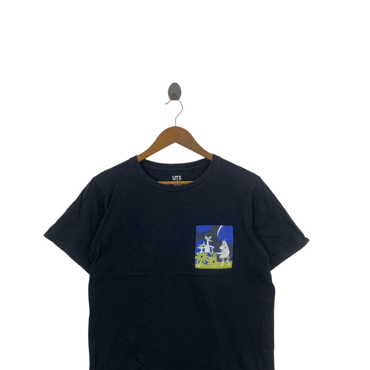 Uniqlo UNIQLO x MOOMIN CHARACTERS Snufkin Pocket Tee Shirt Top Size M / US 6-8 / IT 42-44 - 2 Thumbnail