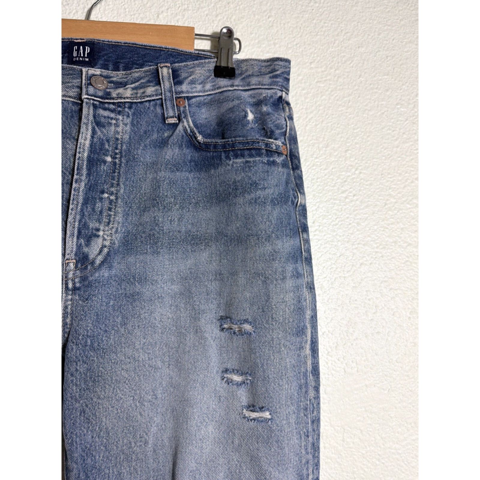 Gap VINTAGE? Gap Denim Women’s 10 Boyfriend Jeans Light Wash Distressed 34x26 Size 32" / US 10 / IT 46 - 4 Thumbnail
