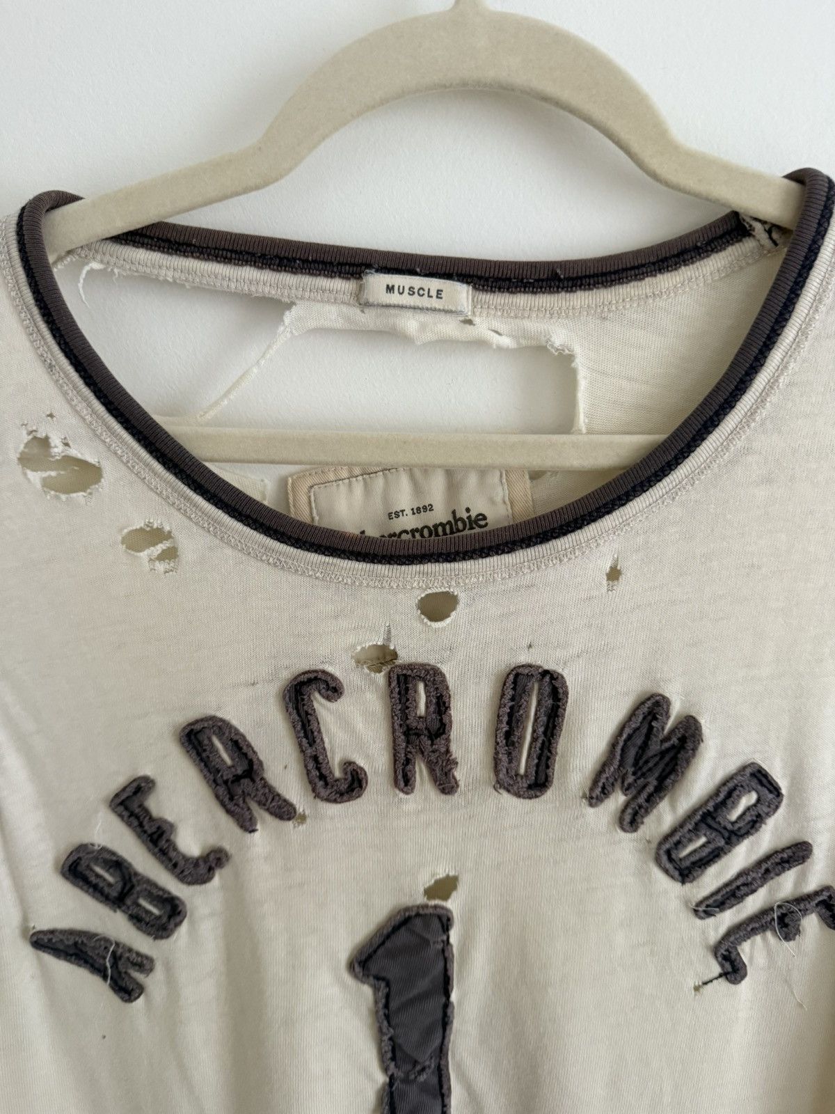 Abercrombie & Fitch Y2K Abercrombie Destroyed Muscle Tank (Cream M/L) Size US L / EU 52-54 / 3 - 2 Thumbnail
