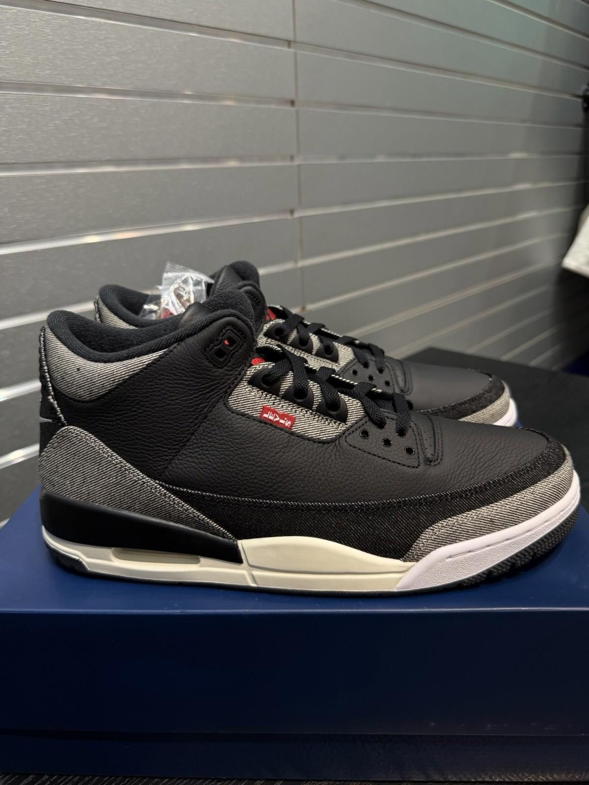 Jordan Brand Nike Air Jordan 3 Retro Levi’s Black IR0914-400 Men’s (10) Size US 10 / EU 43 - 6 Thumbnail