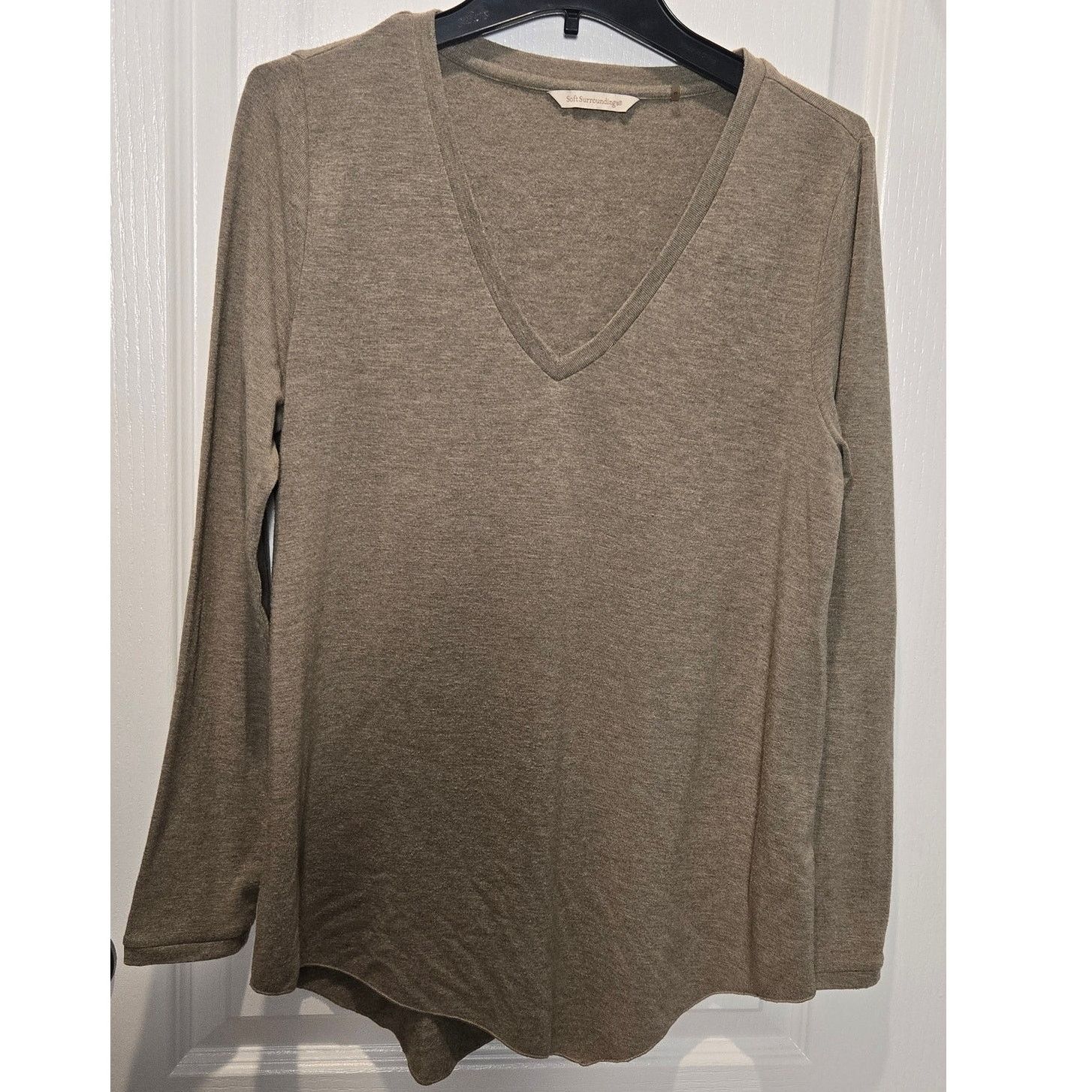 Soft Surroundings Soft Surroundings Medium Simply Elegant Sweater tan V-neck Size M / US 6-8 / IT 42-44 - 1 Thumbnail
