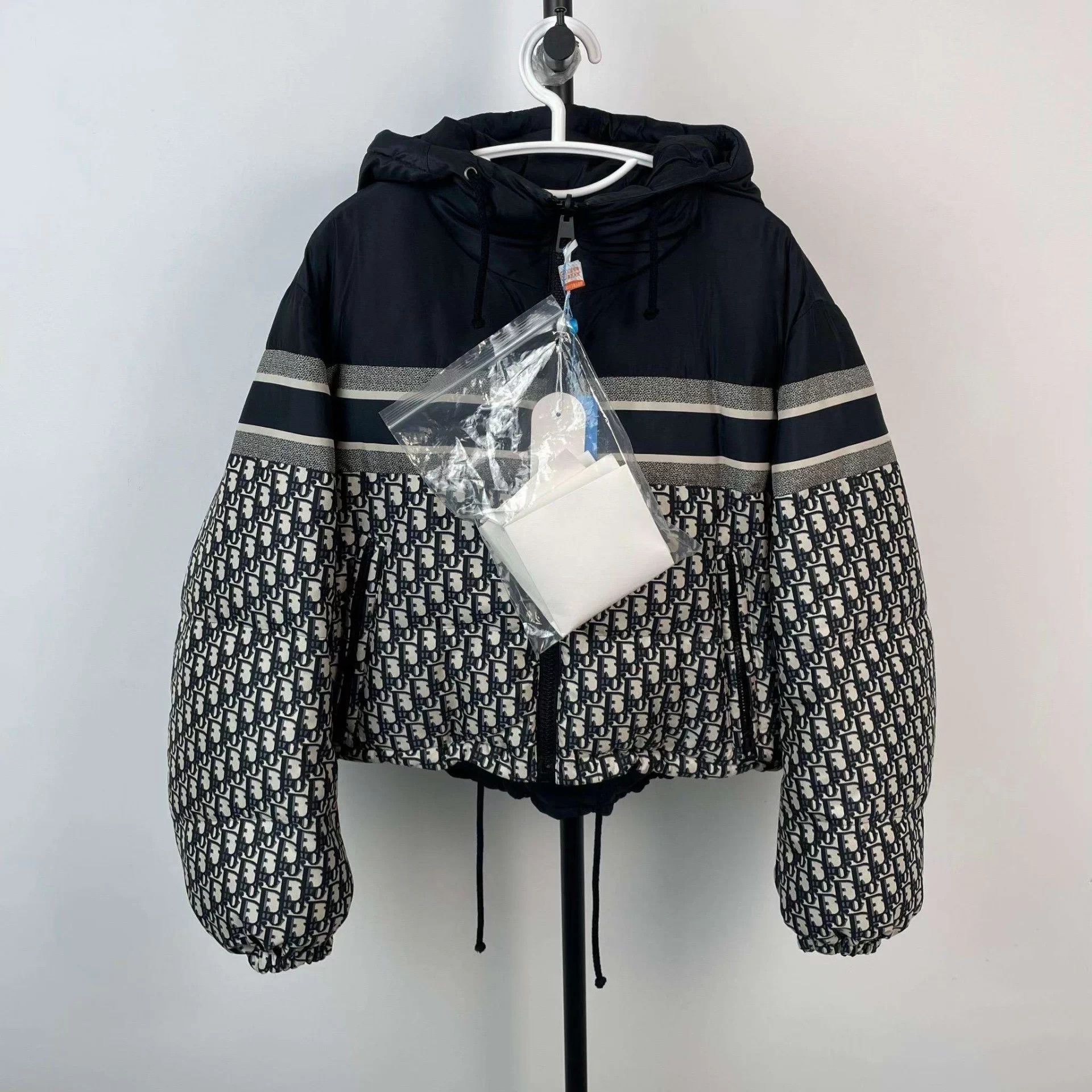 Dior Dior Oblique Polyester Filled Puffer Jacket L Blue Size L / US 10 / IT 46 - 1 Thumbnail