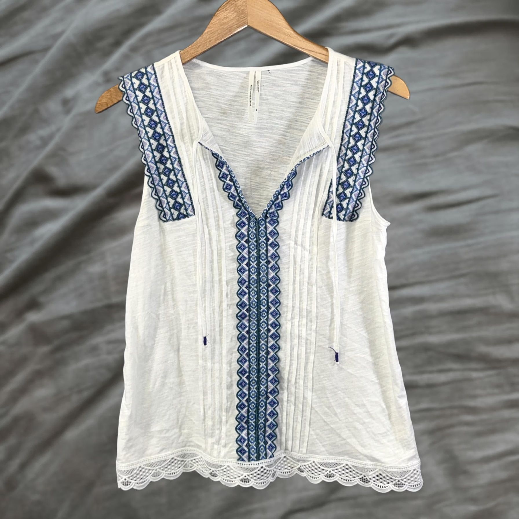 Anthropologie VINTAGE Anthropologie Shirt Womens Medium White Embroidered Sleeveless Lace Hem Tunic Blouse Womens Size M / US 6-8 / IT 42-44 - 1 Thumbnail