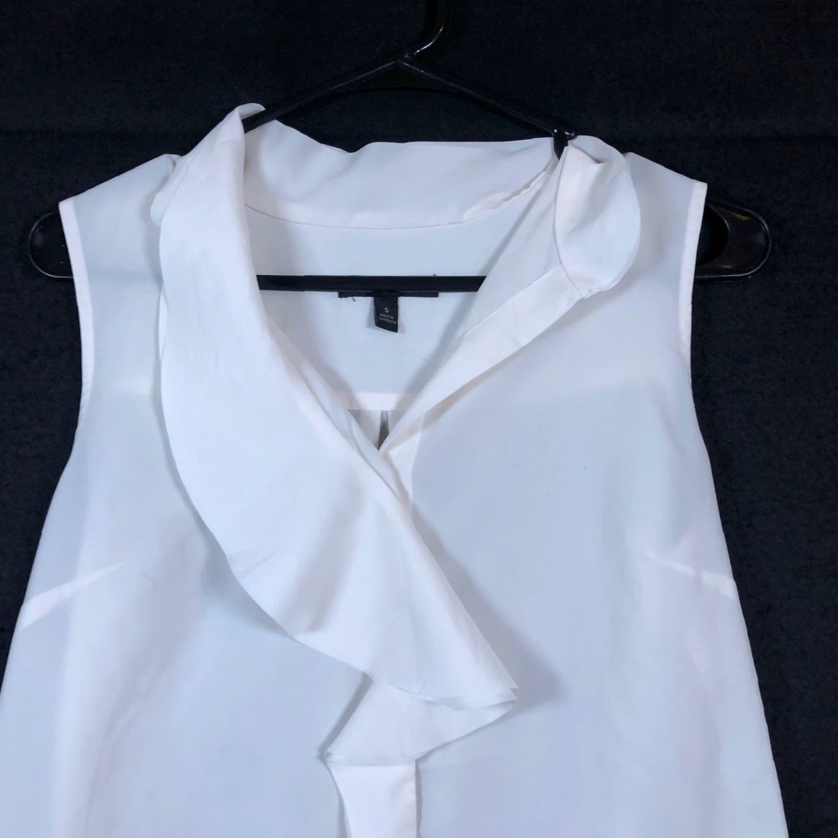 Banana Republic banana republic Womens Blouse White V Neck Ruffle Front Sleeveless Small Size S / US 4 / IT 40 - 2 Thumbnail