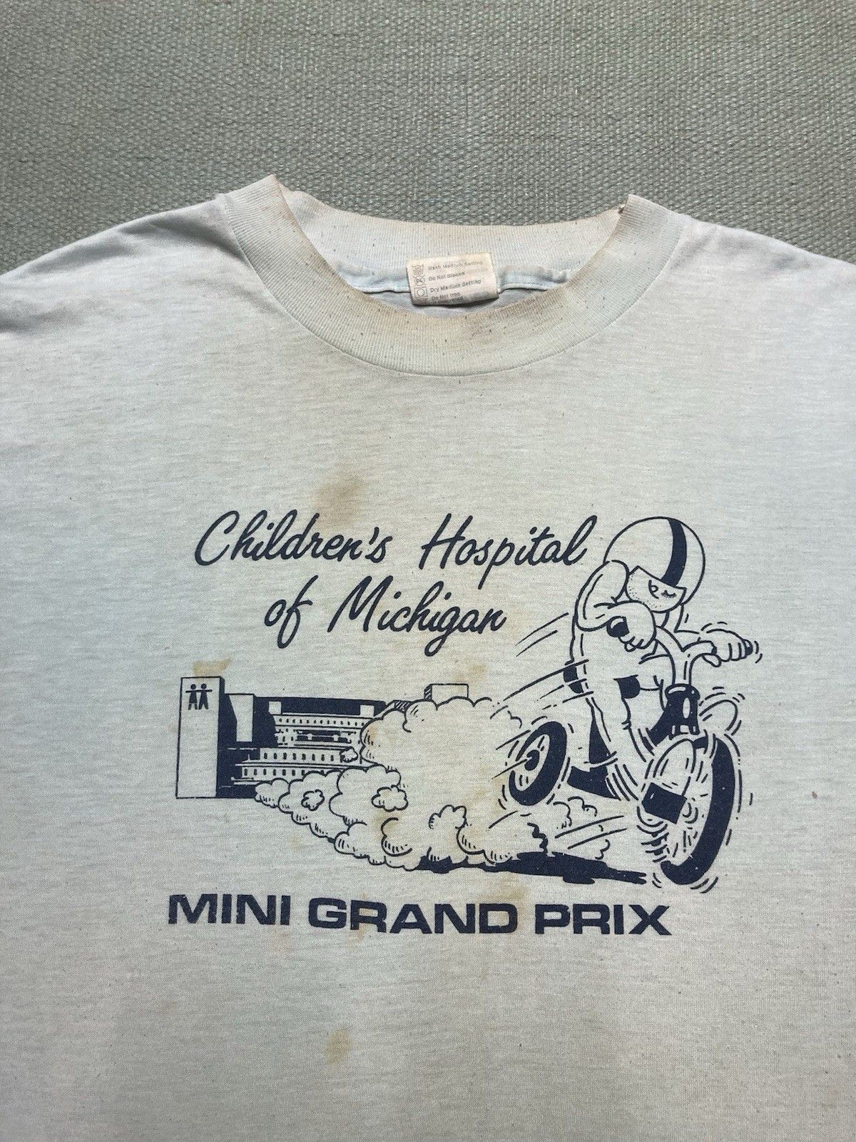 Vintage 80s tshirt childrens hospital Michigan thin soft distress XL Size US XL / EU 56 / 4 - 7 Thumbnail