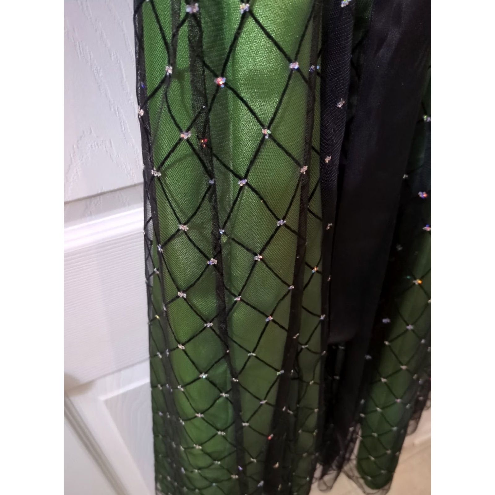 Vintage Dressbarn Green with black net overlay Women's Size 4 Sparkle NWT Ball Gown Long No Sleeve Polyester Formal Party/Cocktail Women Size S / US 4 / IT 40 - 4 Thumbnail