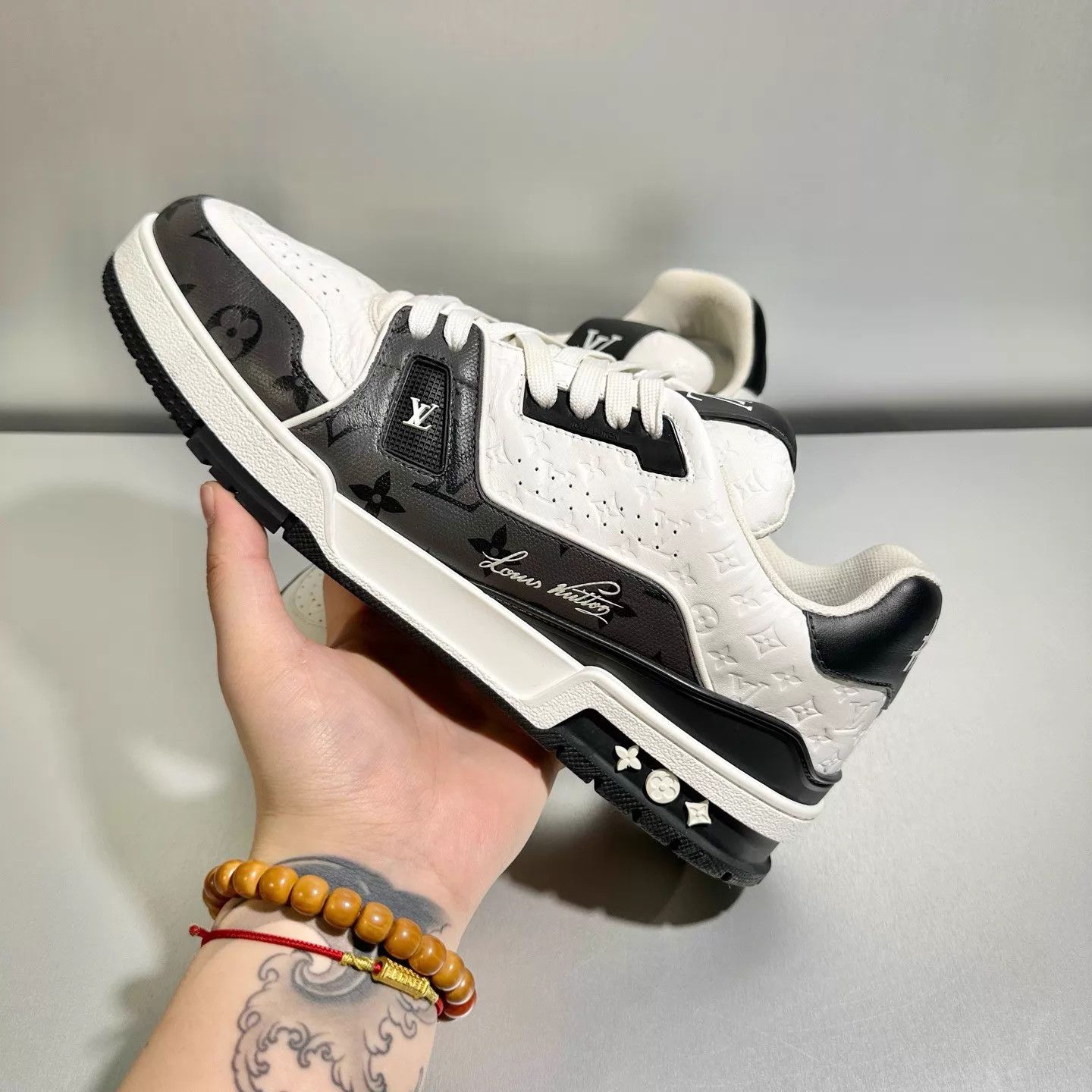 Louis Vuitton Louis Vuitton Trainer B&W embossed 10/44 Worn once Size US 11 / EU 44 - 9 Thumbnail