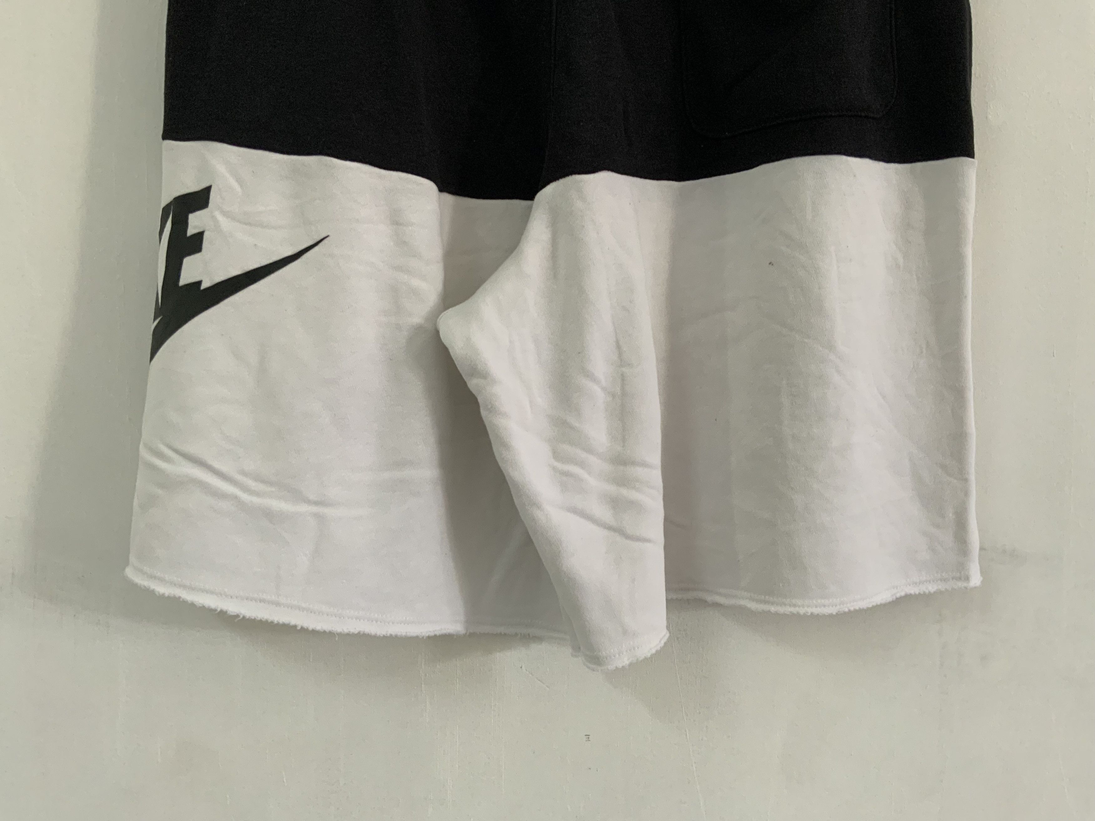 Nike Nike Swoosh Big Logo White Black Shorts Size US 32 / EU 48 - 6 Thumbnail