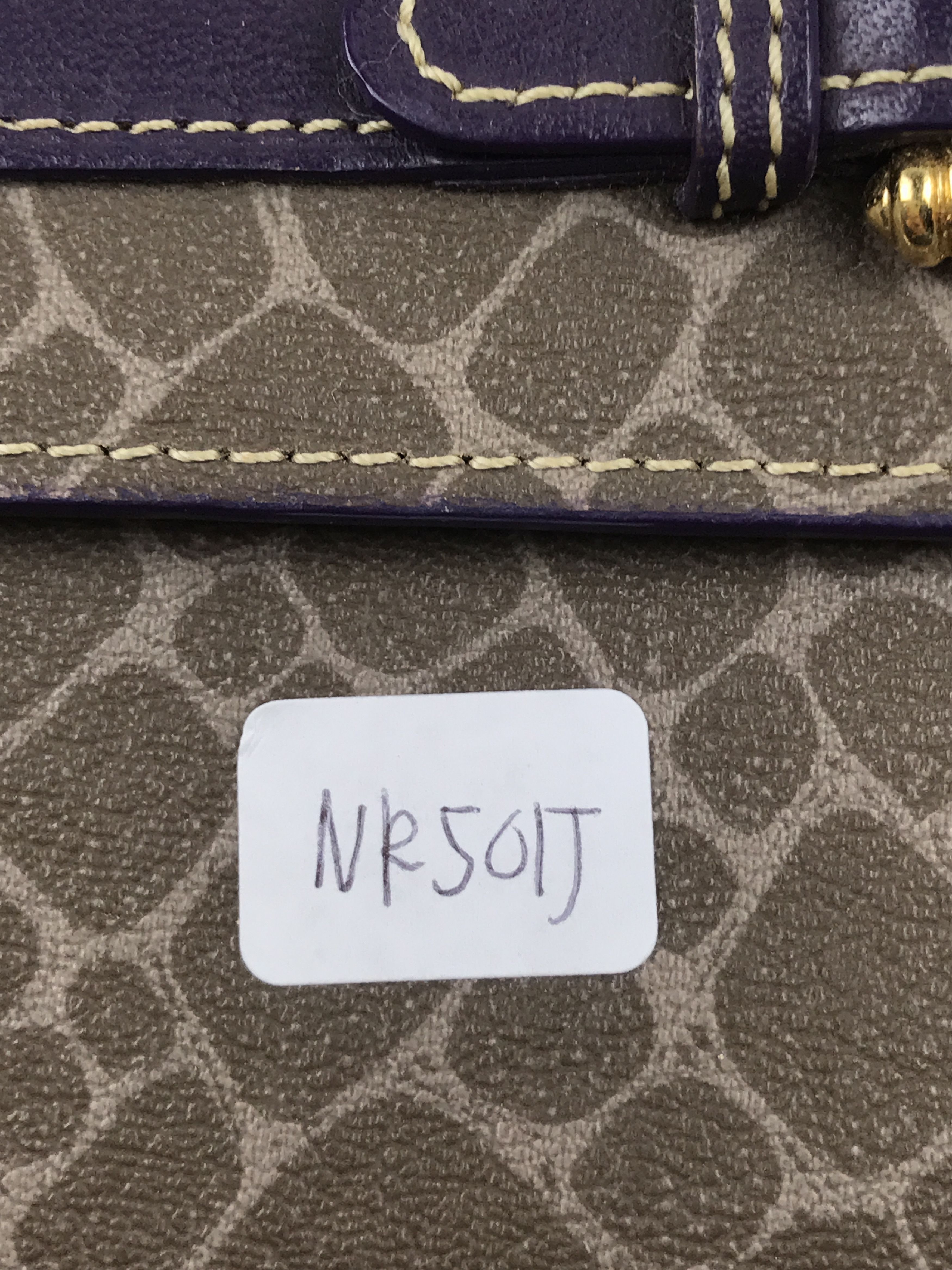 Vintage Nina Ricci Leather Pattern Kisslock Bifold Wallet
