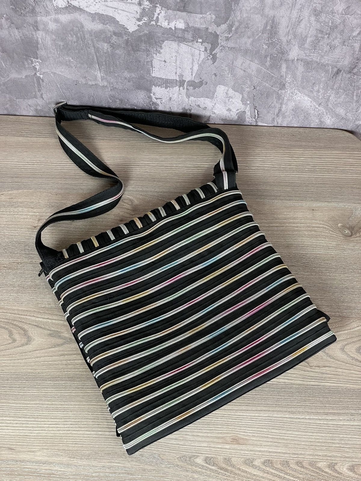 Japanese Brand Vintage Zipper Shoulder Bag Avant Garde 90s Streetwear Size ONE SIZE - 10 Thumbnail