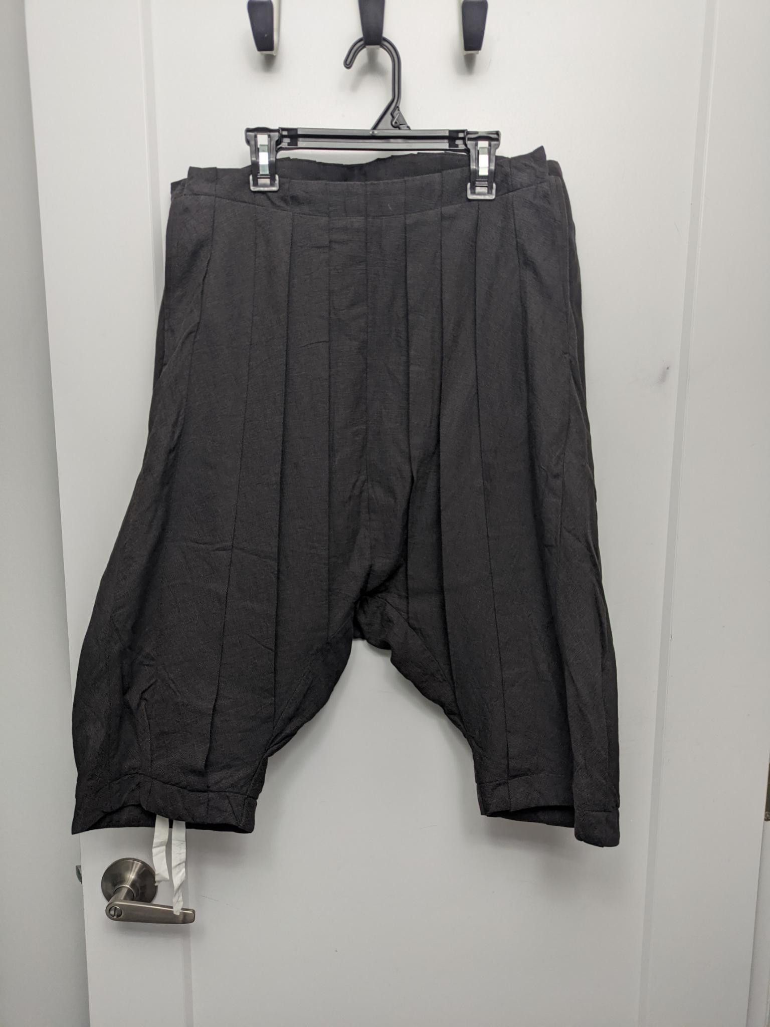 Individual Sentiments SS12 Pleated Sarouel Shorts (8/10F-LC7, sz 2 fits 32) Size US 32 / EU 48 - 1 Thumbnail
