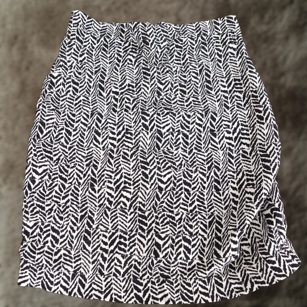 Express EXPRESS BLACK WHITE ANIMAL PRINT SKIRT WOMENS SIZE 0 Size 25" / US 0 / IT 36 - 1 Thumbnail