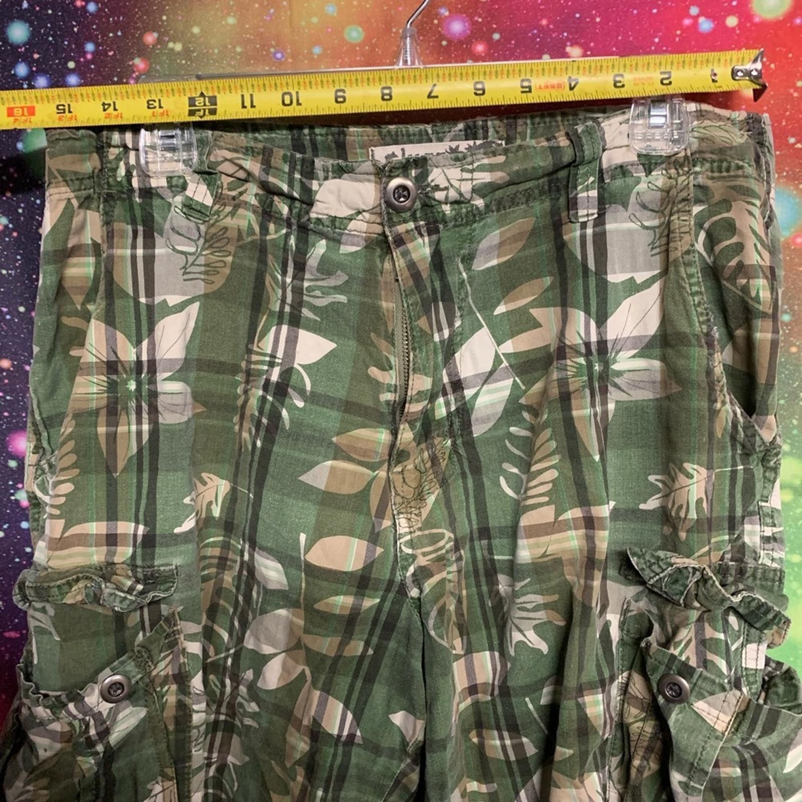 Designer Tan and Green Cargo Shorts with Woodland Camouflage Size US 32 / EU 48 - 3 Thumbnail