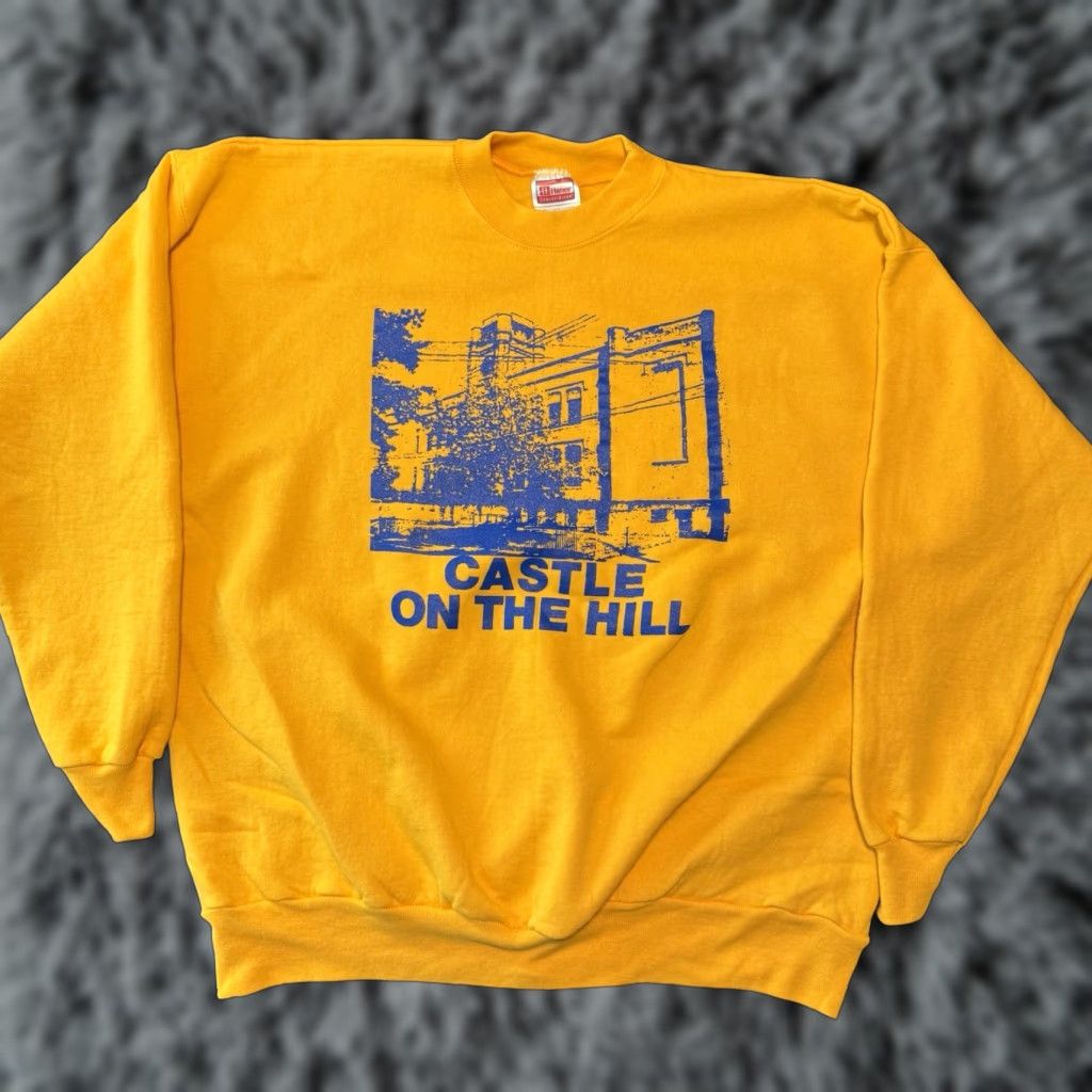 Hanes VINTAGE Hanes Sweatshirt Castle On The Hill Pittsburgh University Yellow Blue Graphic Print XL Mens Pullover Crew Neck Size US XL / EU 56 / 4 - 1 Thumbnail