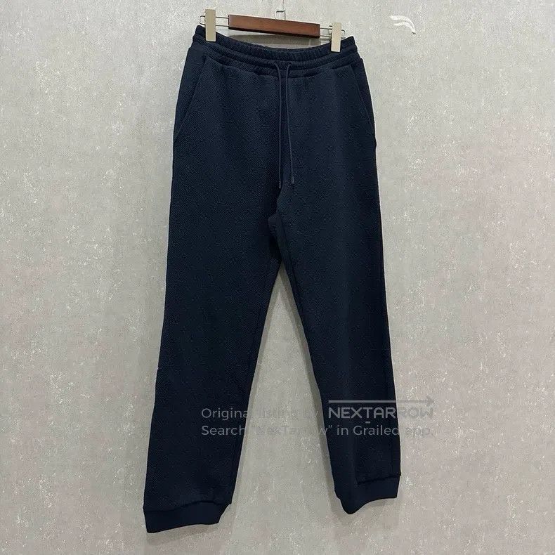 Louis Vuitton Louis Vuitton size m Solid classic embossed dark print full Size US 28 / EU 44 - 3 Thumbnail