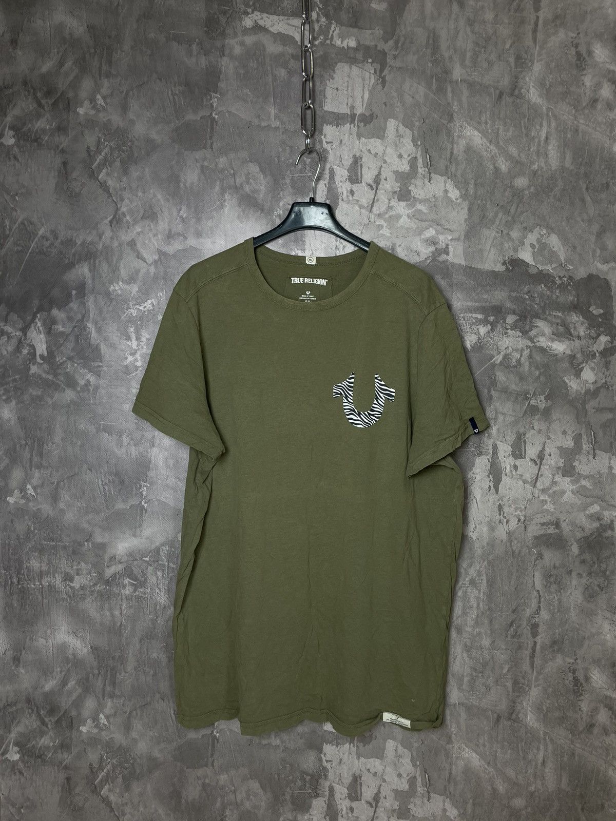 関税込み【TRUE RELIGION】ALLOVER VINTAGE ロゴ ★ シャツ True Religion Men's All Over Monogram Tee - Sithimy.com