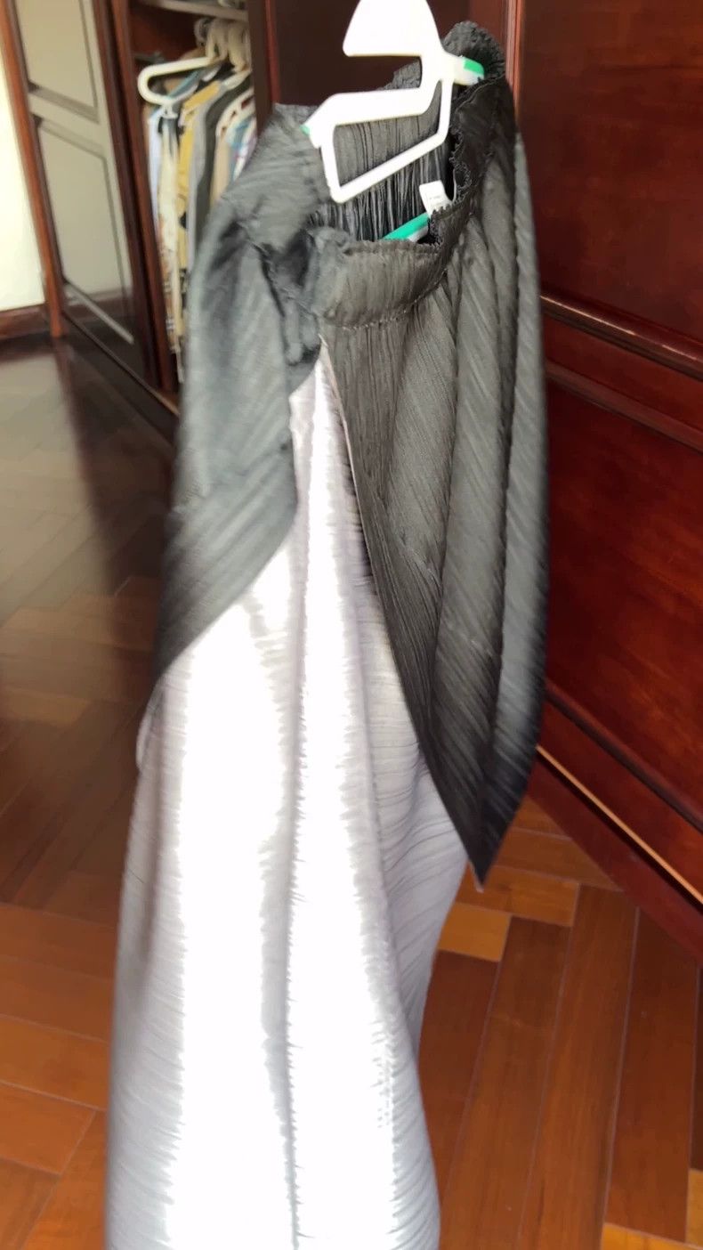 Issey Miyake size:3 Black and grey pleated skirt