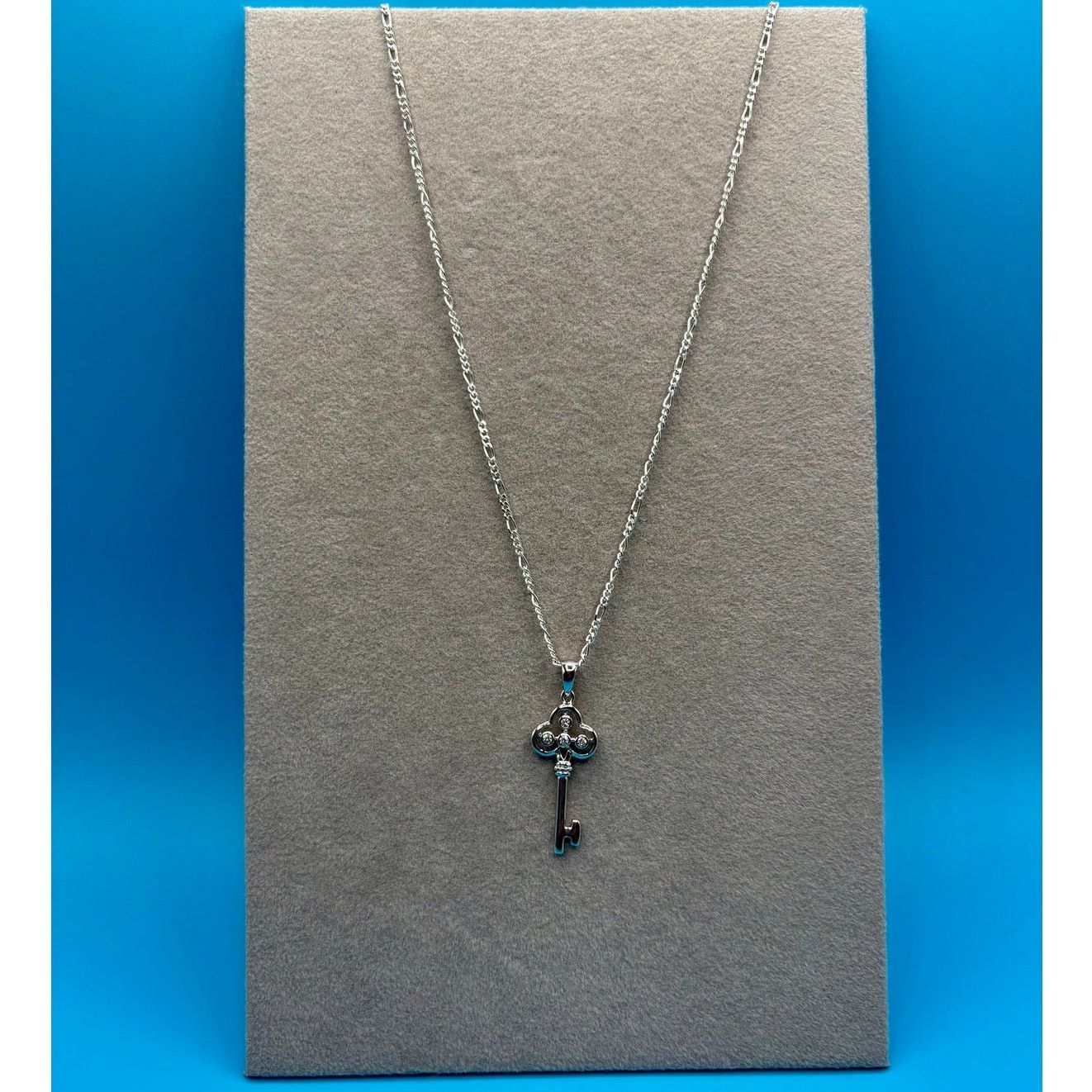Jewelry NEW Sparkling Moissanite Key Pendant & 18" Silver Figaro Size ONE SIZE - 5 Thumbnail