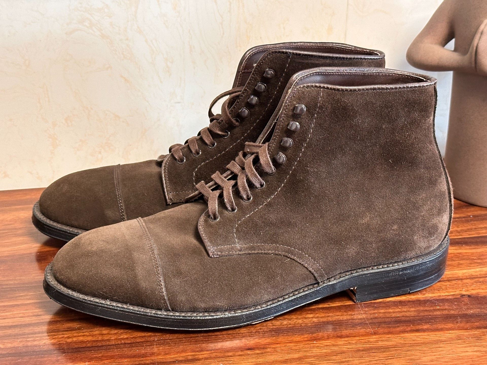 Alden Alden Suede Captoe Clint Boot Brogue Size US 9.5 / EU 42-43 - 1 Thumbnail