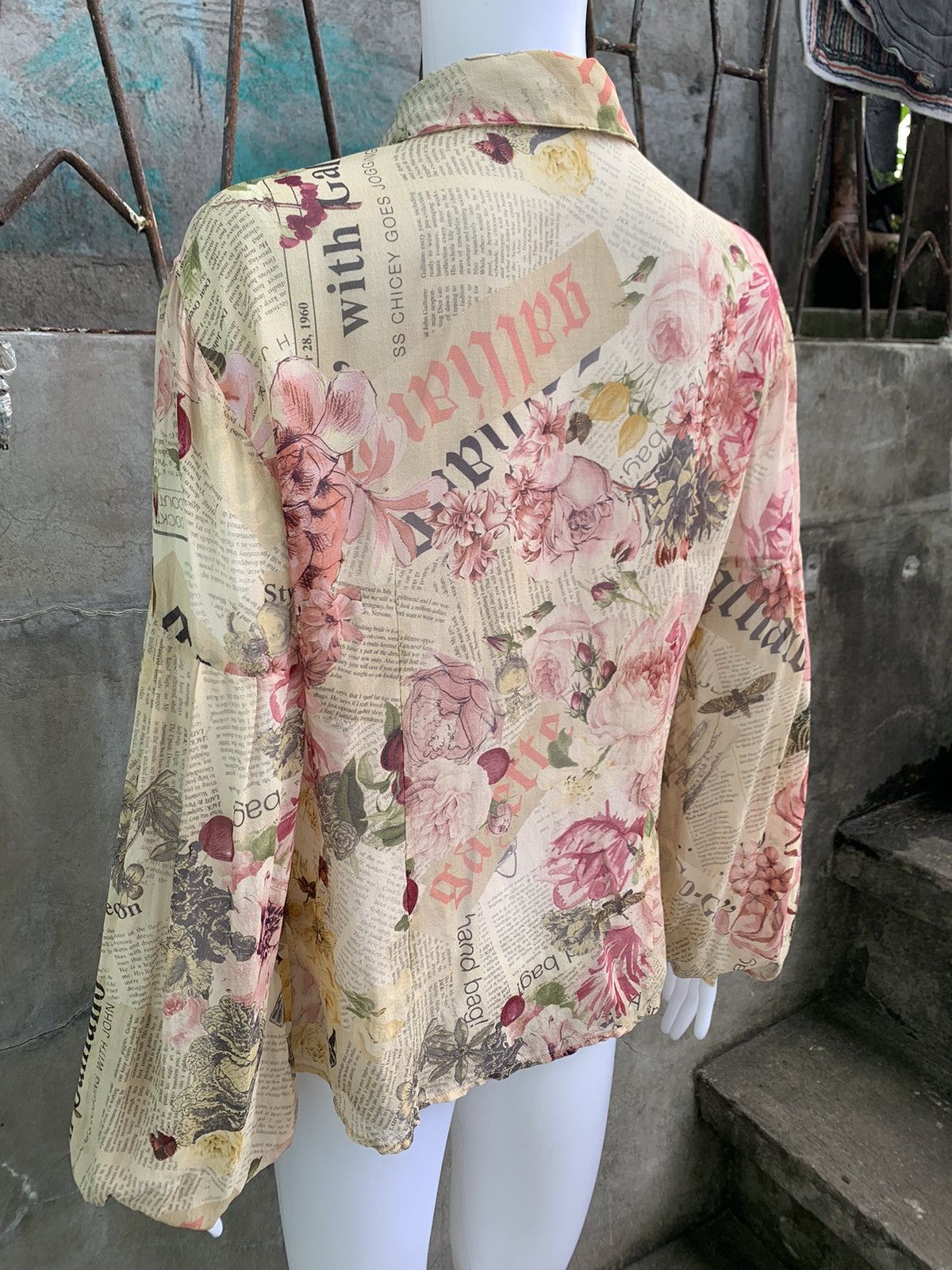 John Galliano Floral News Paper Silk Shirt Size L / US 10 / IT 46 - 7 Thumbnail