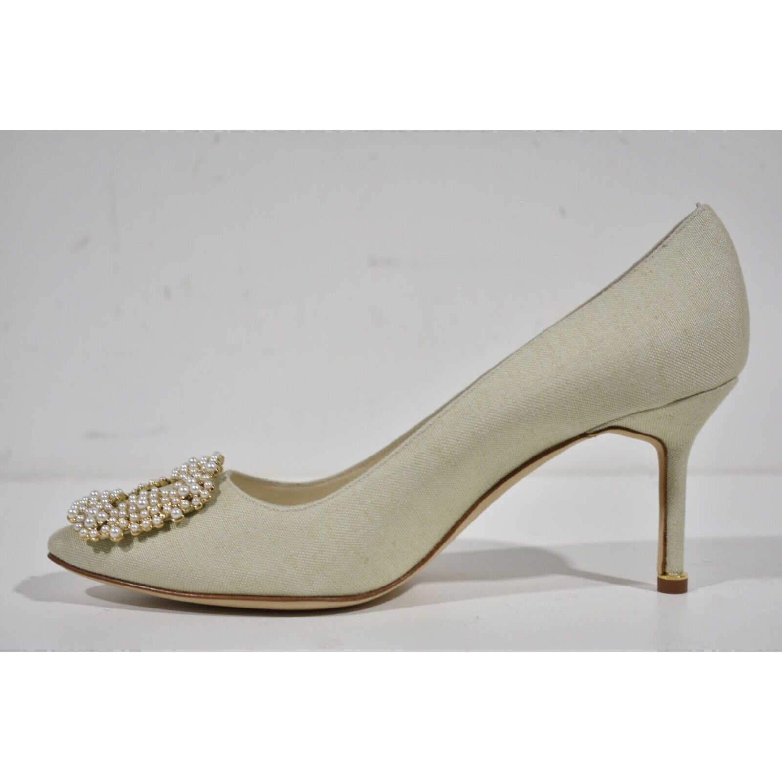 Manolo Blahnik Hangisi 70 Oatmeal Pearl Jewel Buckle Low Heel Pump 39.5 Size US 9.5 / IT 39.5 - 11 Thumbnail