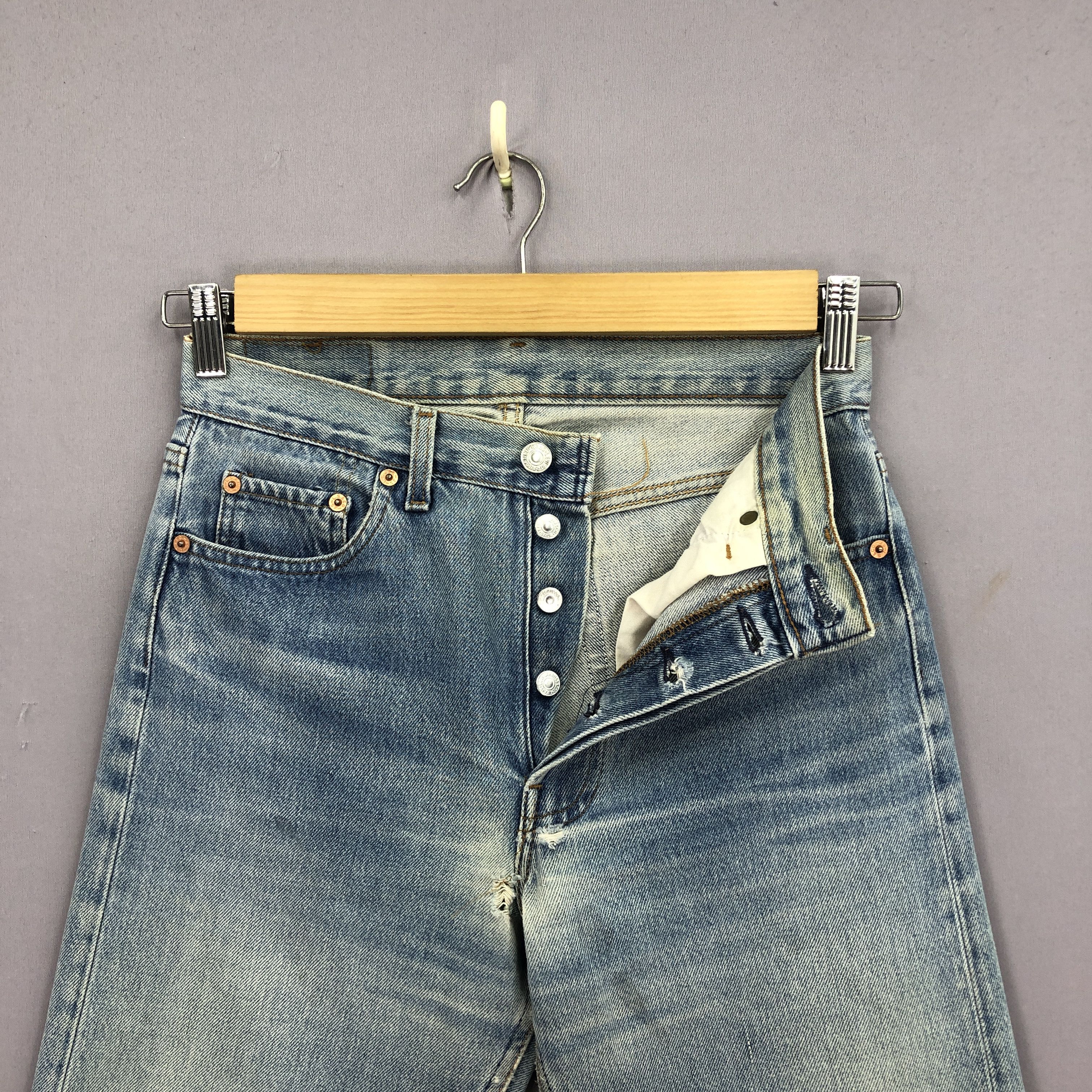 Levi's Vintage Levis 501 Faded Jeans Levi's Light Wash Ripped Denim Size 26" / US 2 / IT 38 - 6 Thumbnail